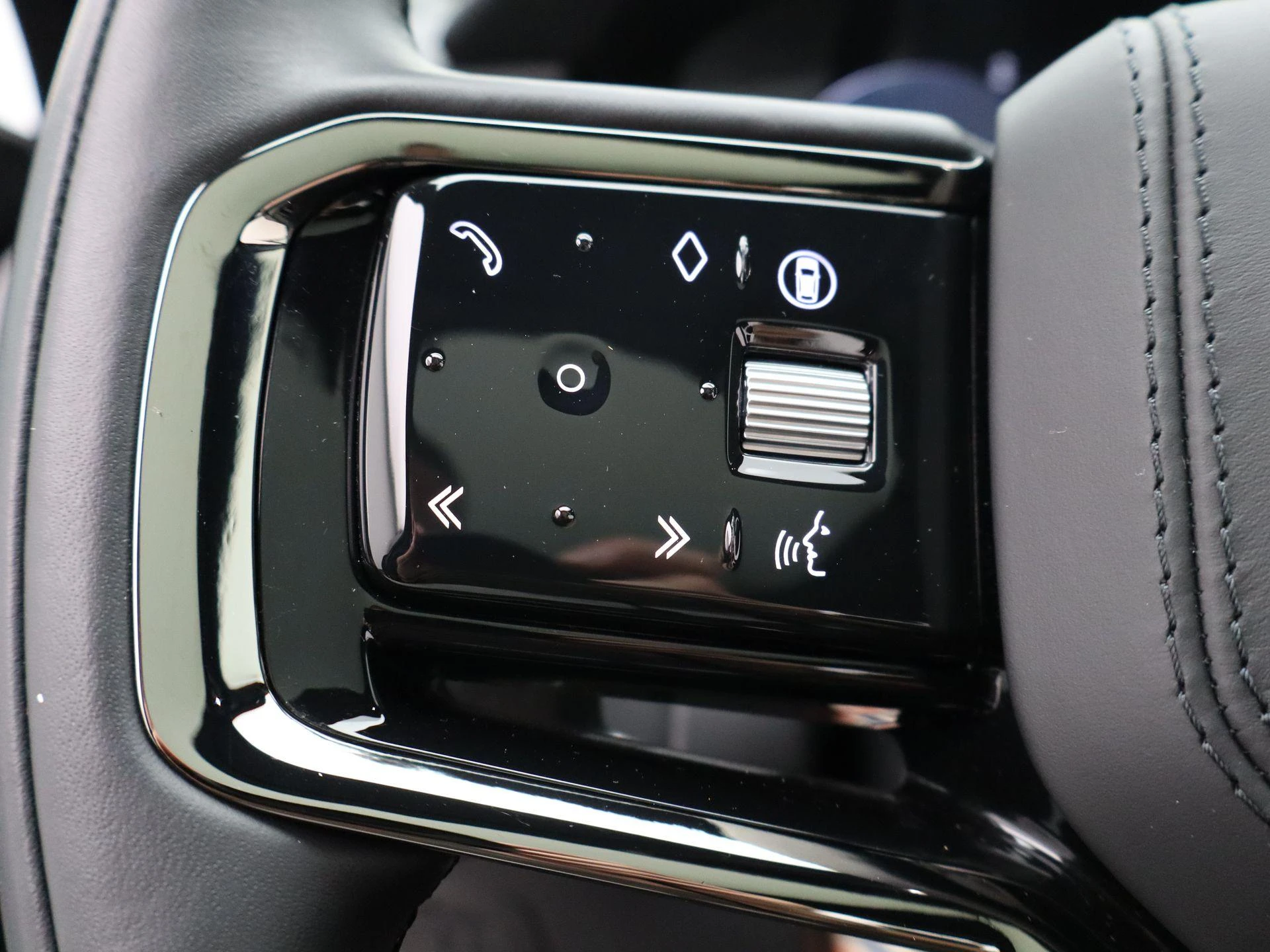 Land Rover-Range Rover Velar-image-26