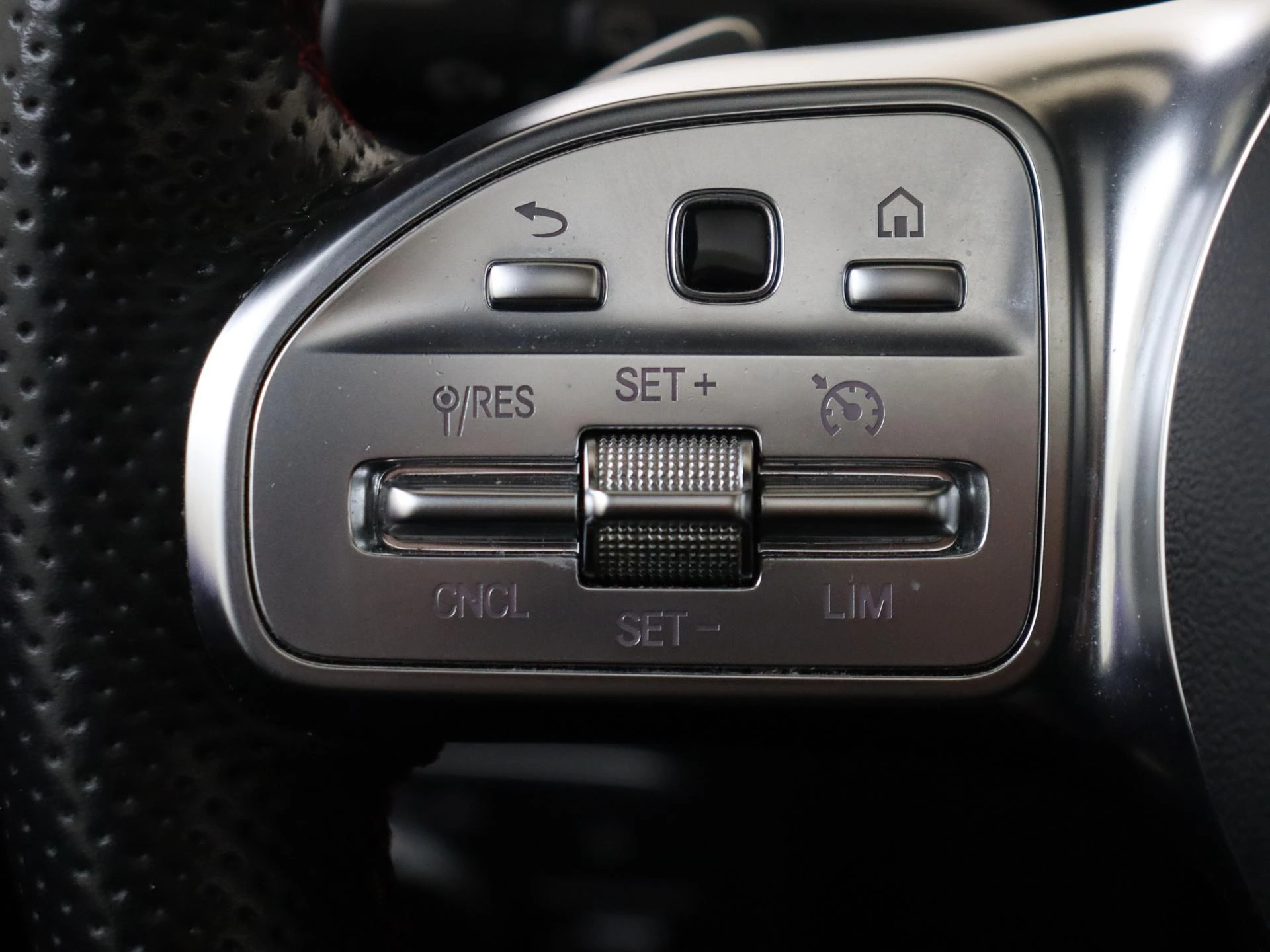 Mercedes-Benz-B-Klasse-image-12