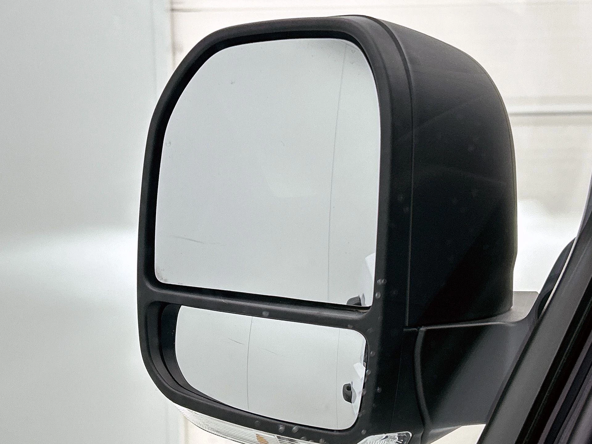 Volkswagen-e-Transporter-image-21