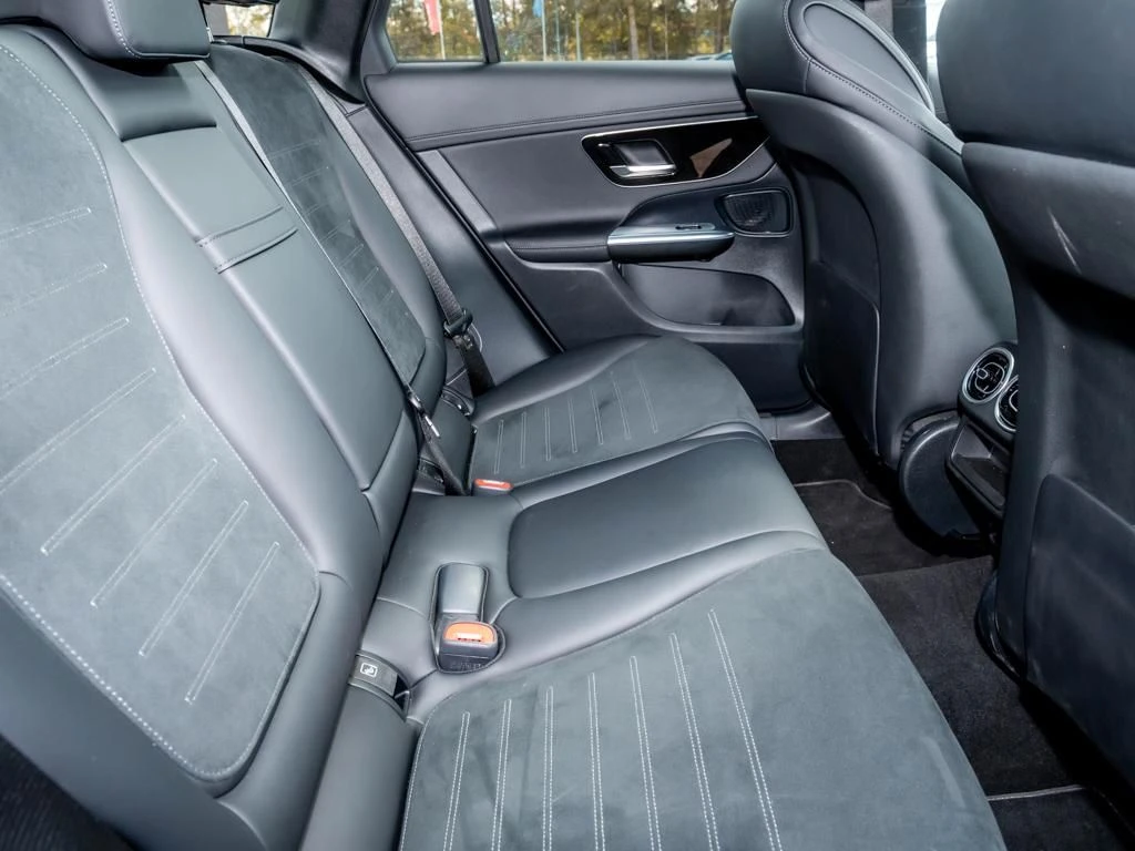 Mercedes-Benz-GLC 300 d-image-12