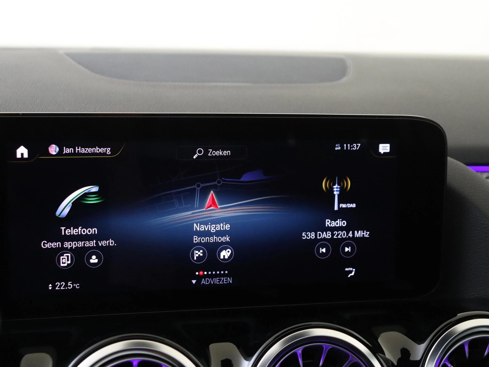 Mercedes-Benz-GLA-image-15