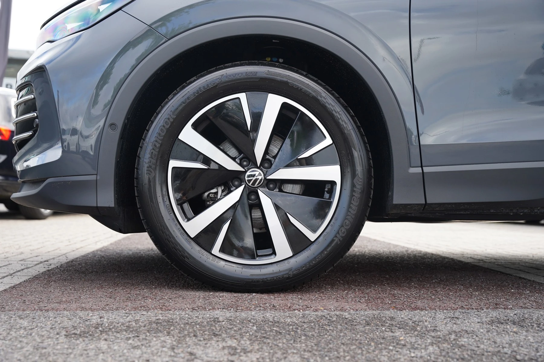 Volkswagen-Tiguan-image-4