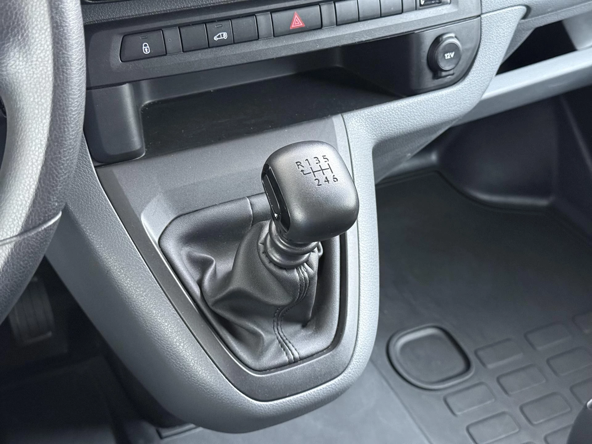 Opel-Vivaro-image-21