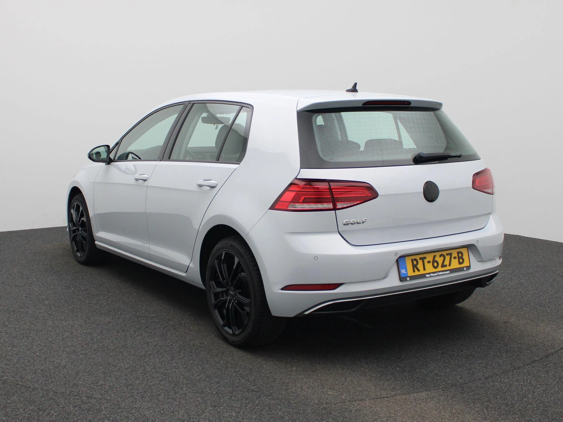 Volkswagen-Golf-image-1