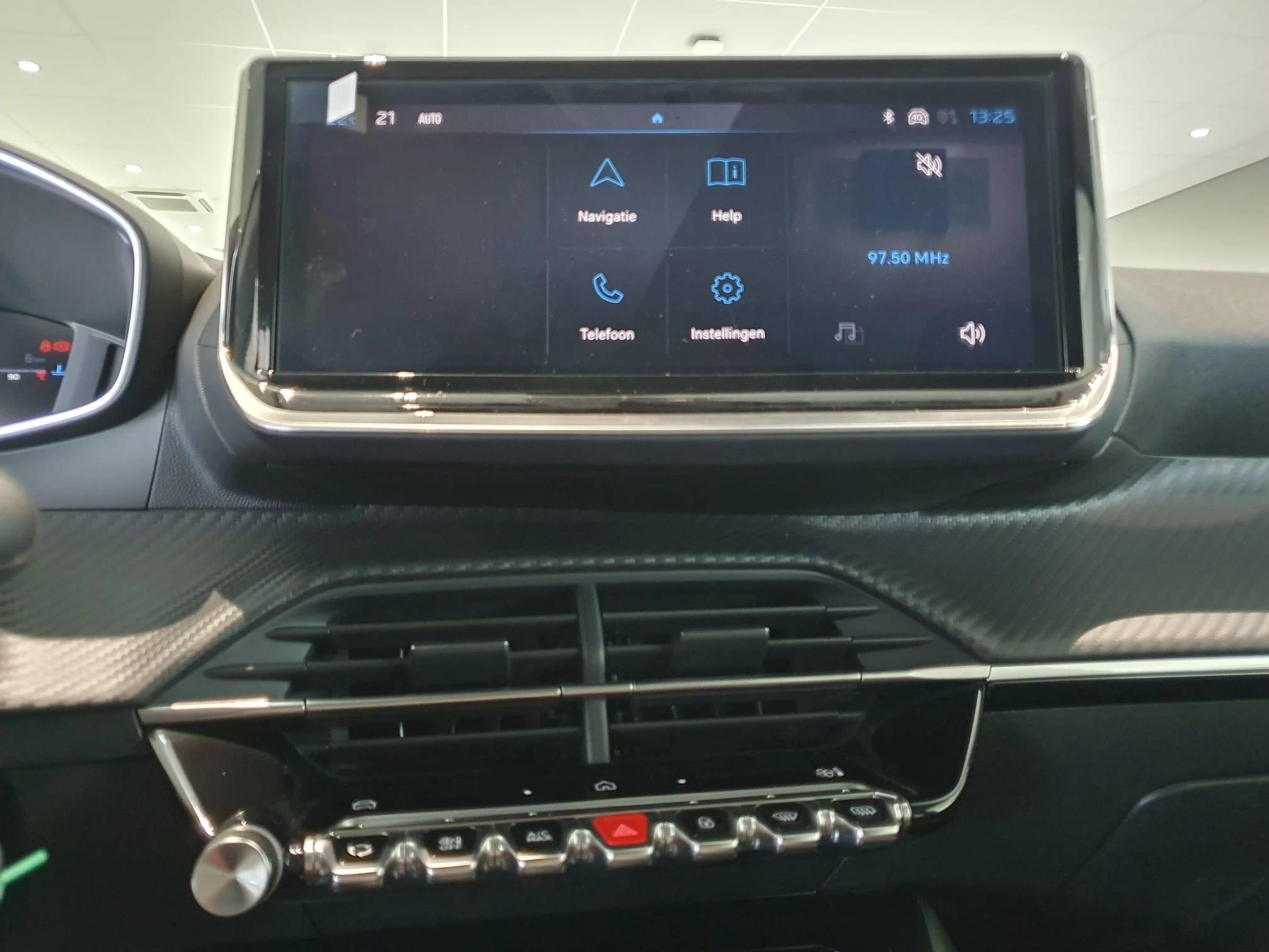 Peugeot-208-image-12