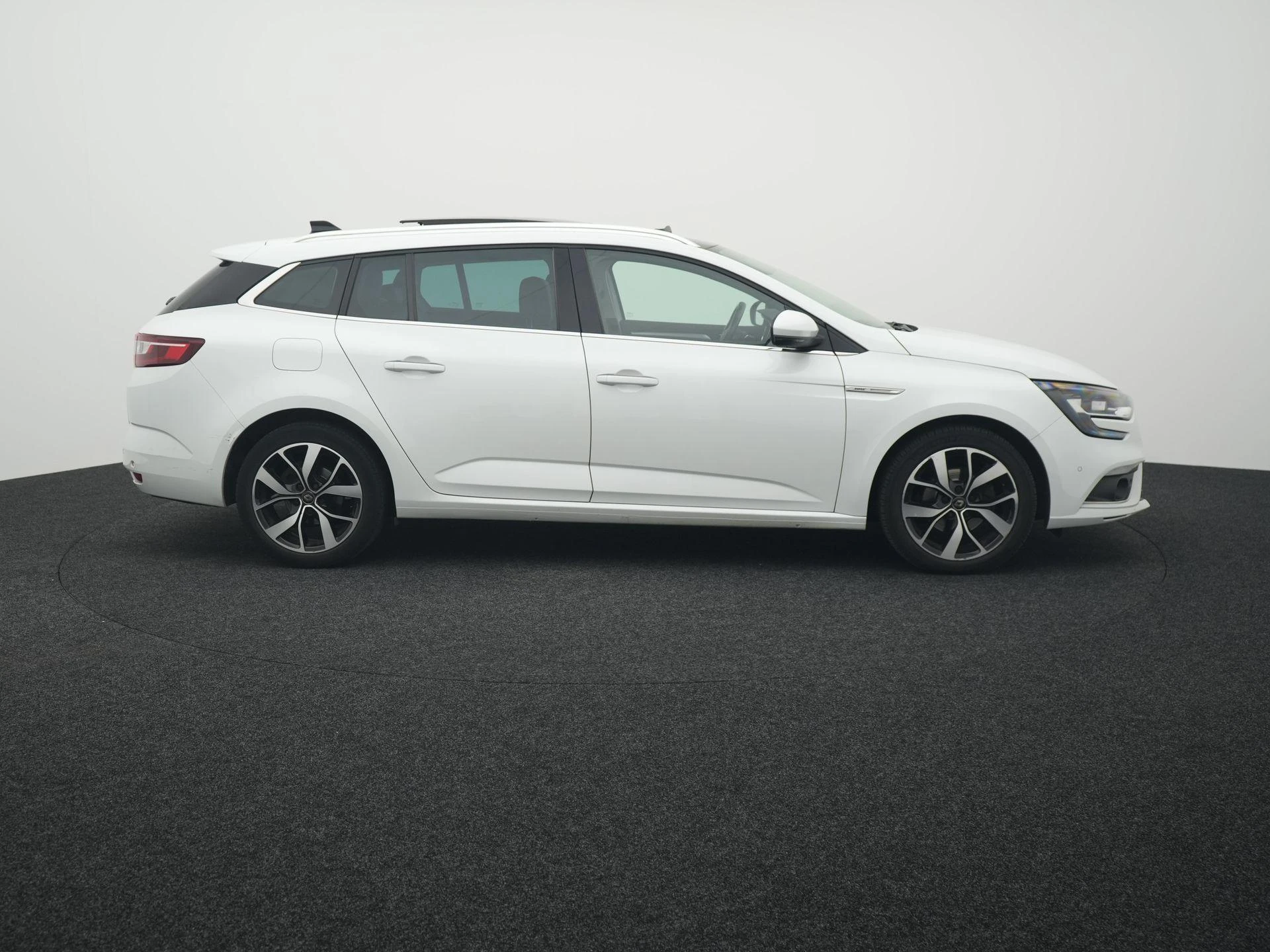 Renault-Mégane Estate-image-5