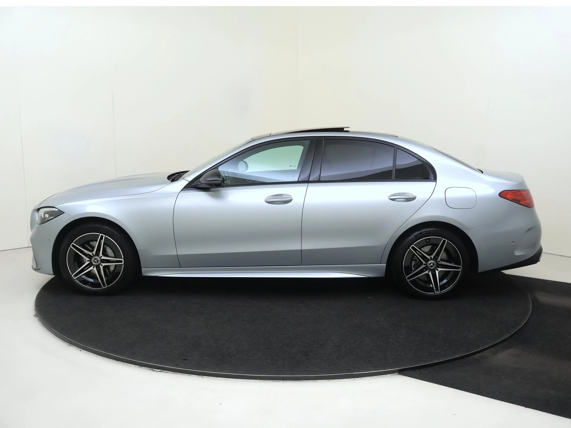 Mercedes-Benz-C-Klasse-image-7