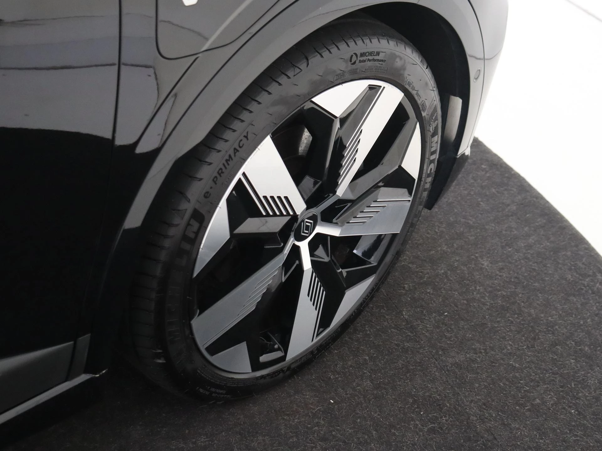 Renault-Megane E-Tech-image-14