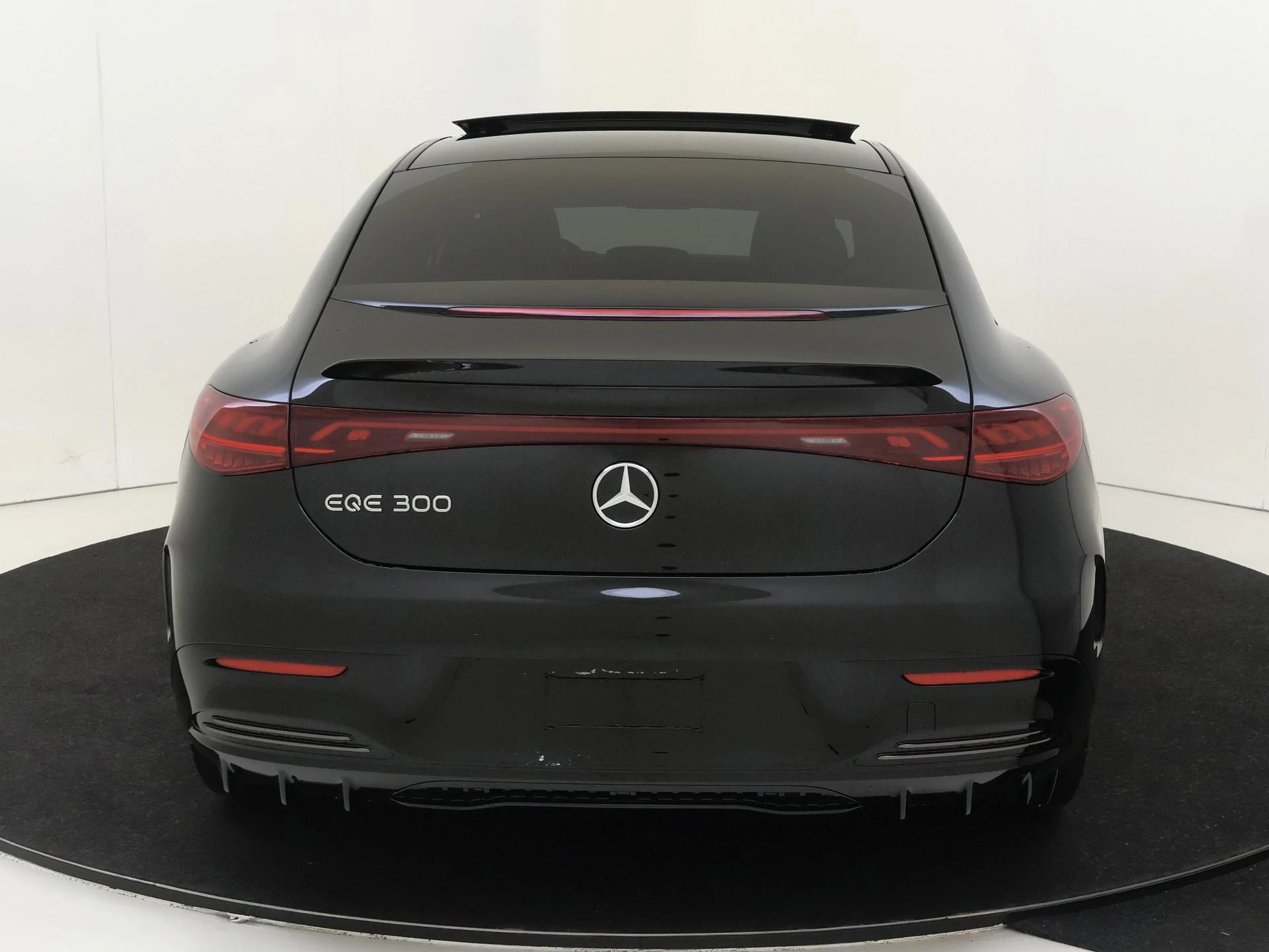 Mercedes-Benz-EQE-image-6