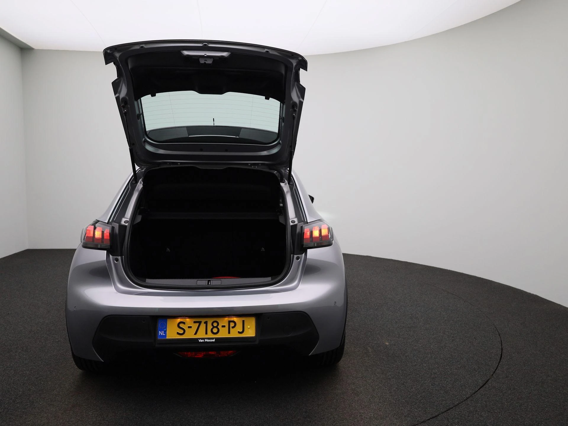 Peugeot-e-208-image-10