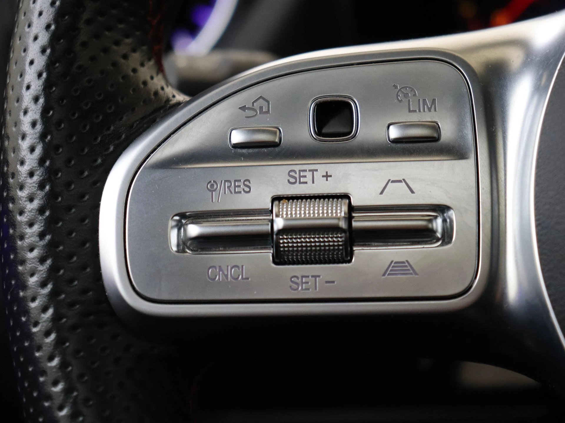 Mercedes-Benz-GLA-image-12