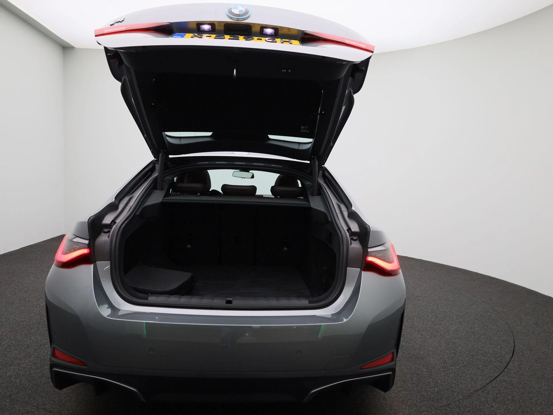 BMW-i4-image-10