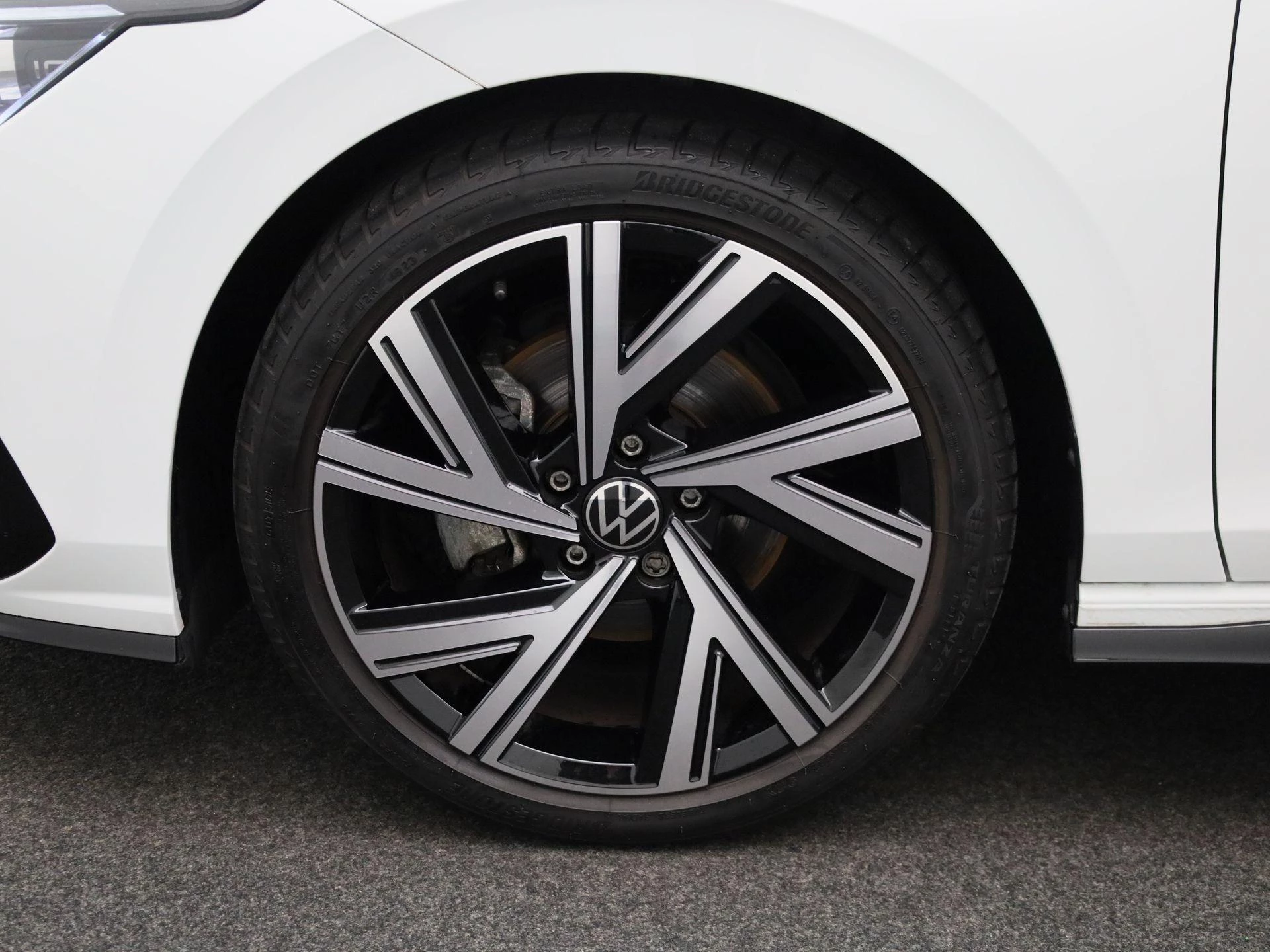 Volkswagen-Golf-image-13