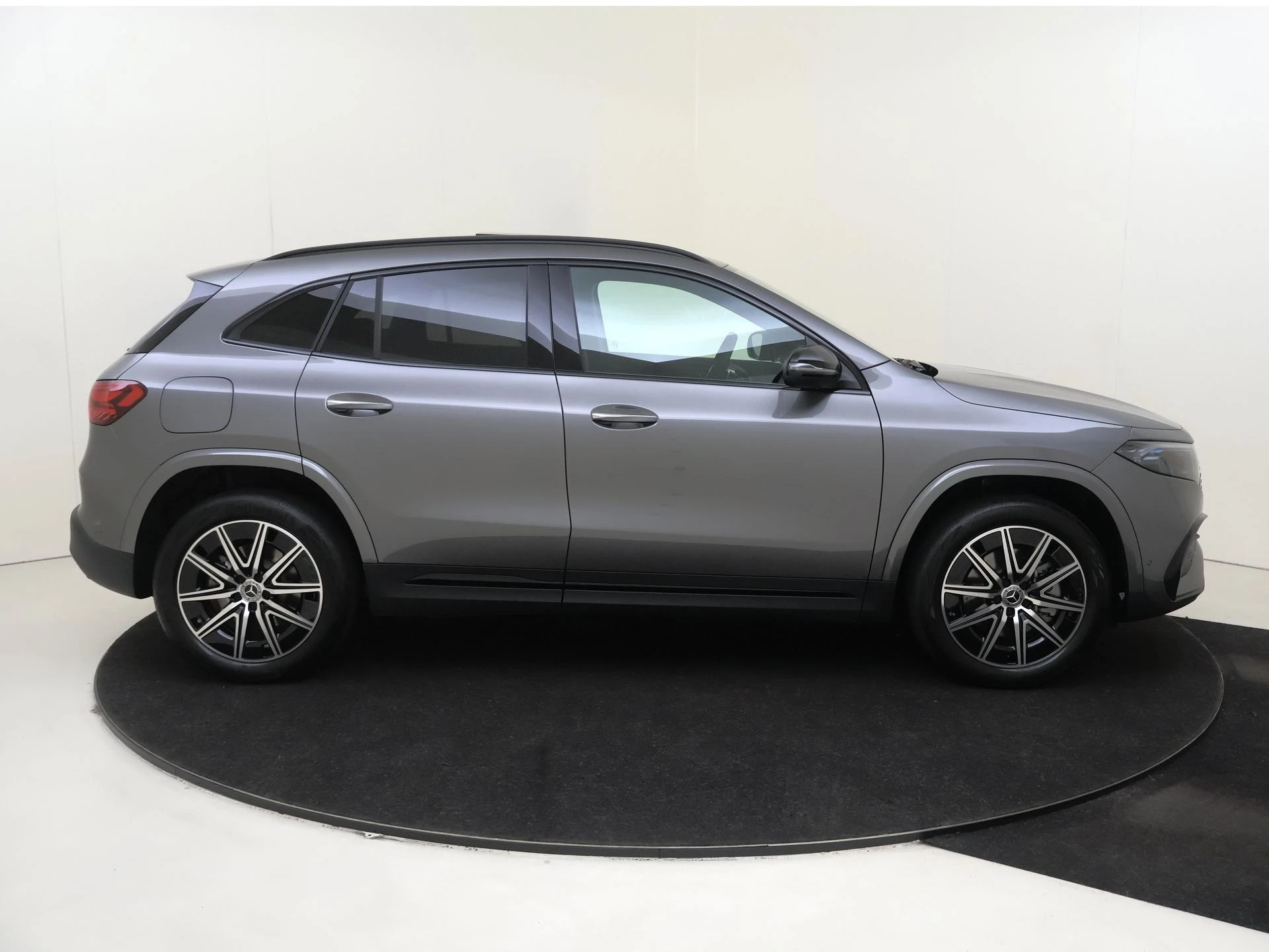 Mercedes-Benz-EQA-image-8