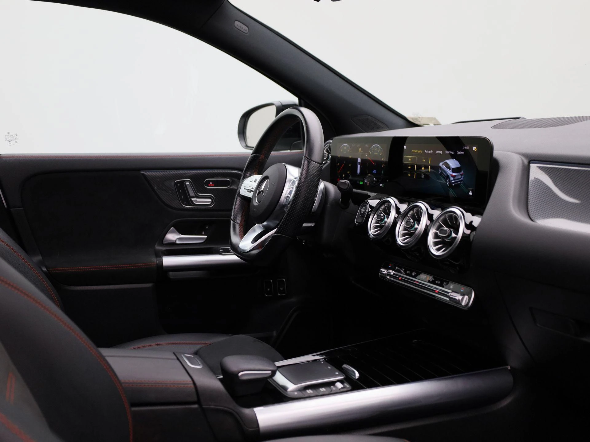 Mercedes-Benz-GLA-image-34