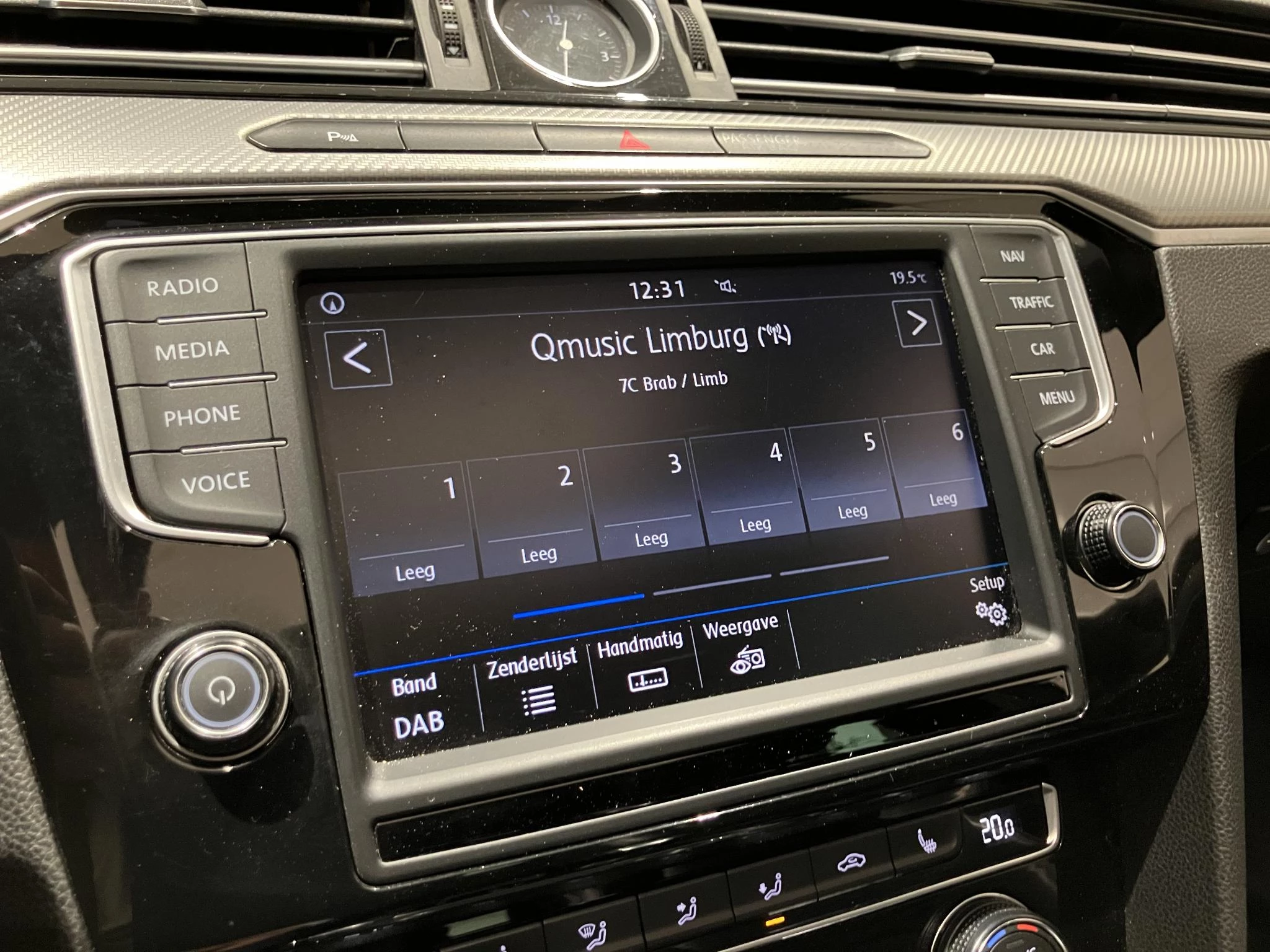 Volkswagen-Passat-image-24