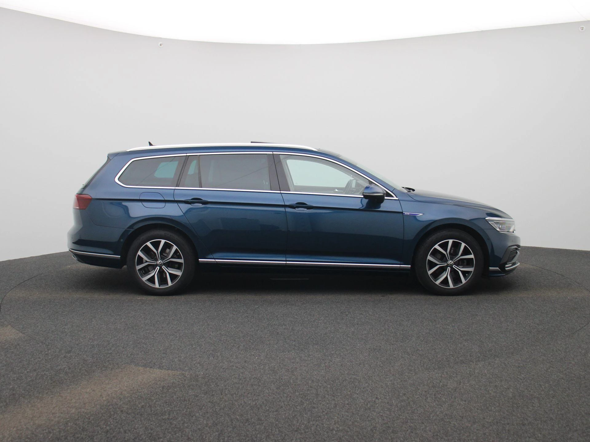 Volkswagen-Passat-image-5