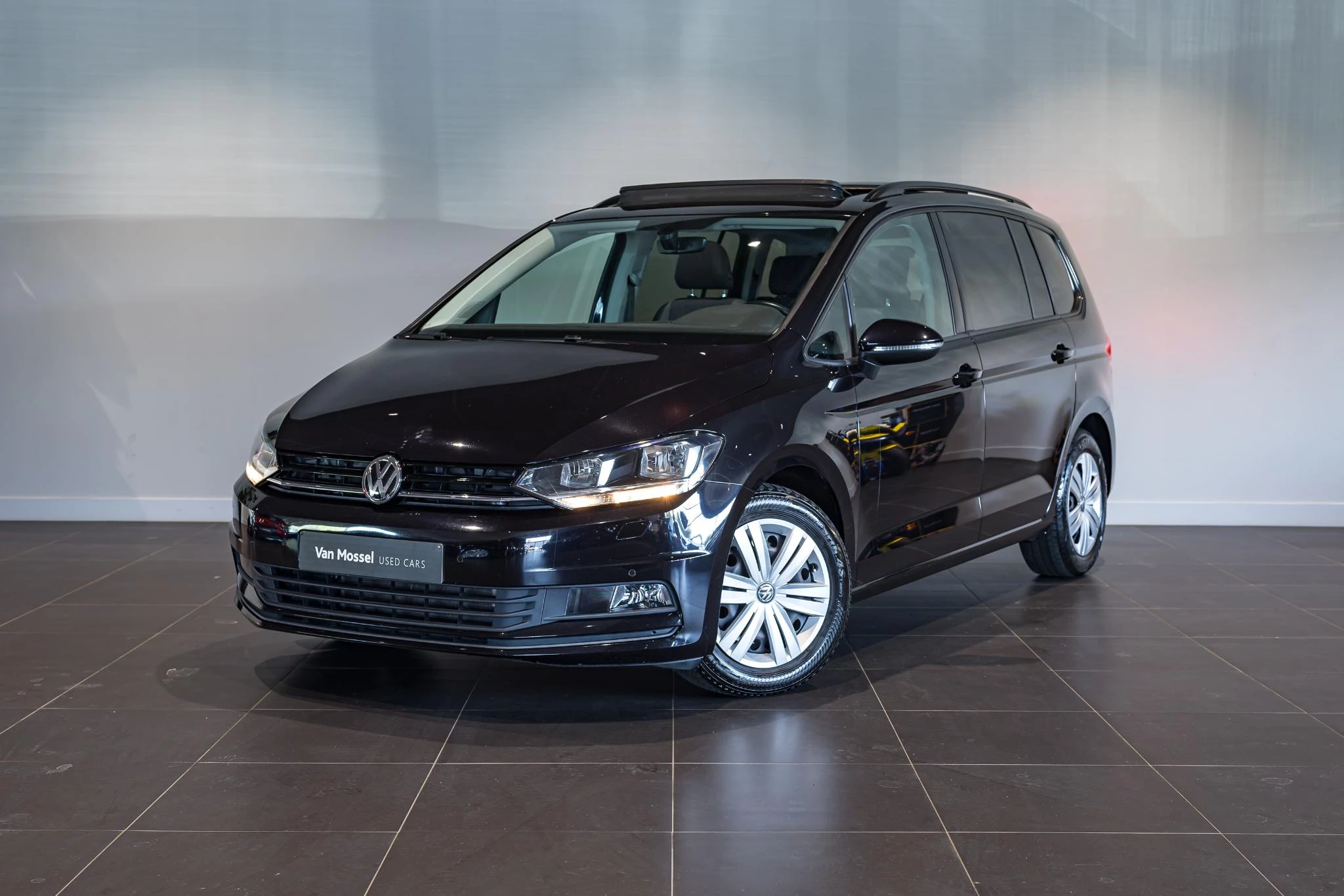 Volkswagen-Touran-image-0
