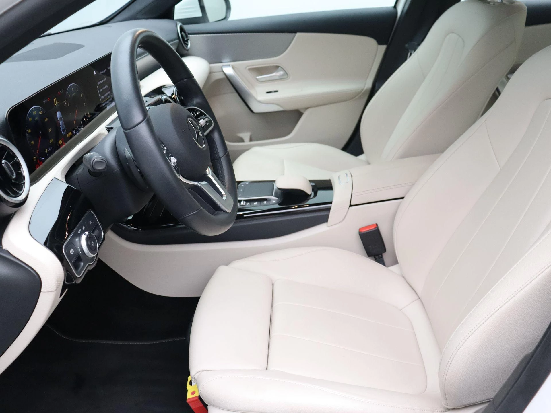 Mercedes-Benz Classe A 180 Luxury Line Limousine + LEDER + TREKHAAK + CAMERA +