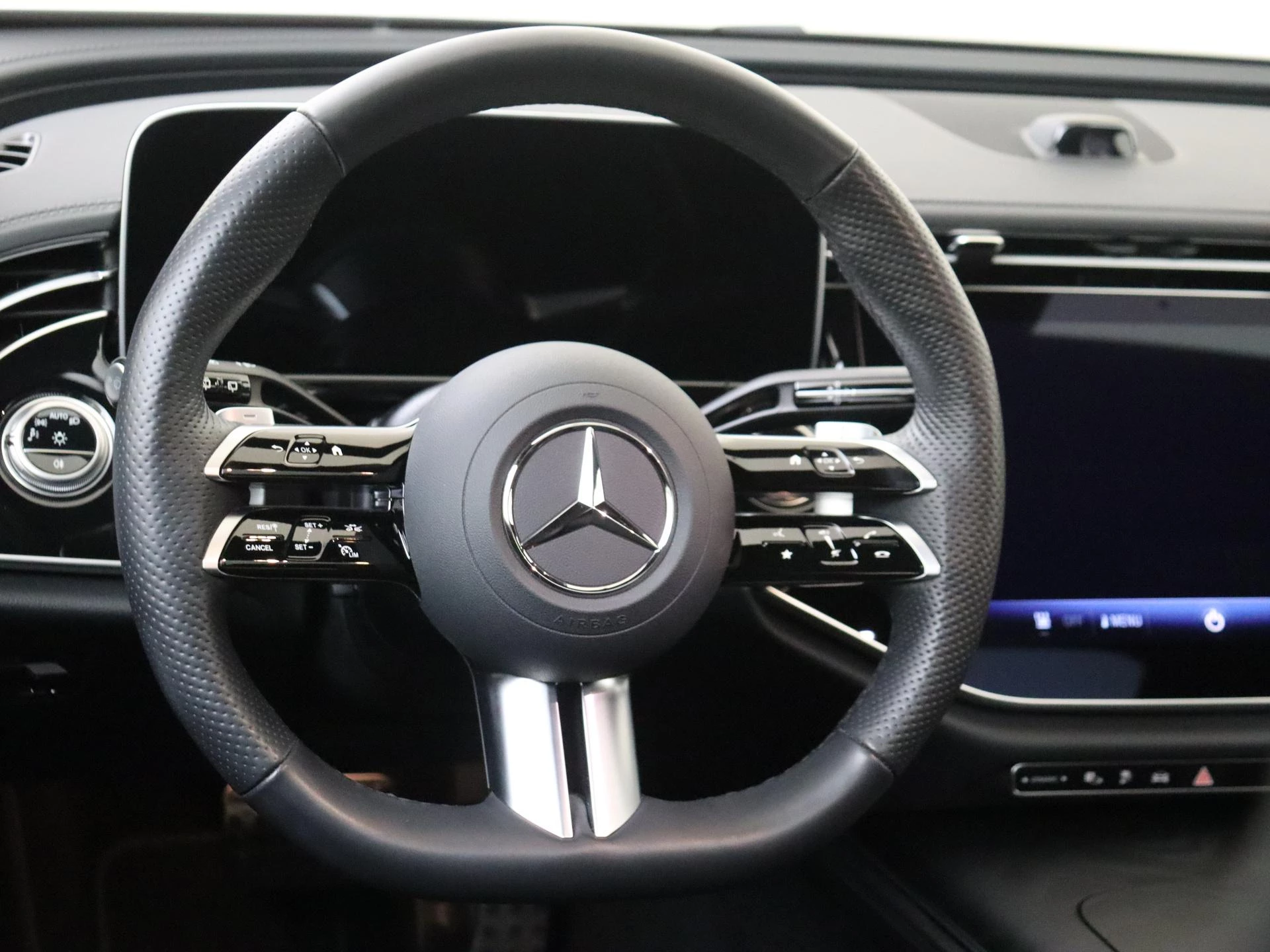 Mercedes-Benz-E-Klasse-image-12