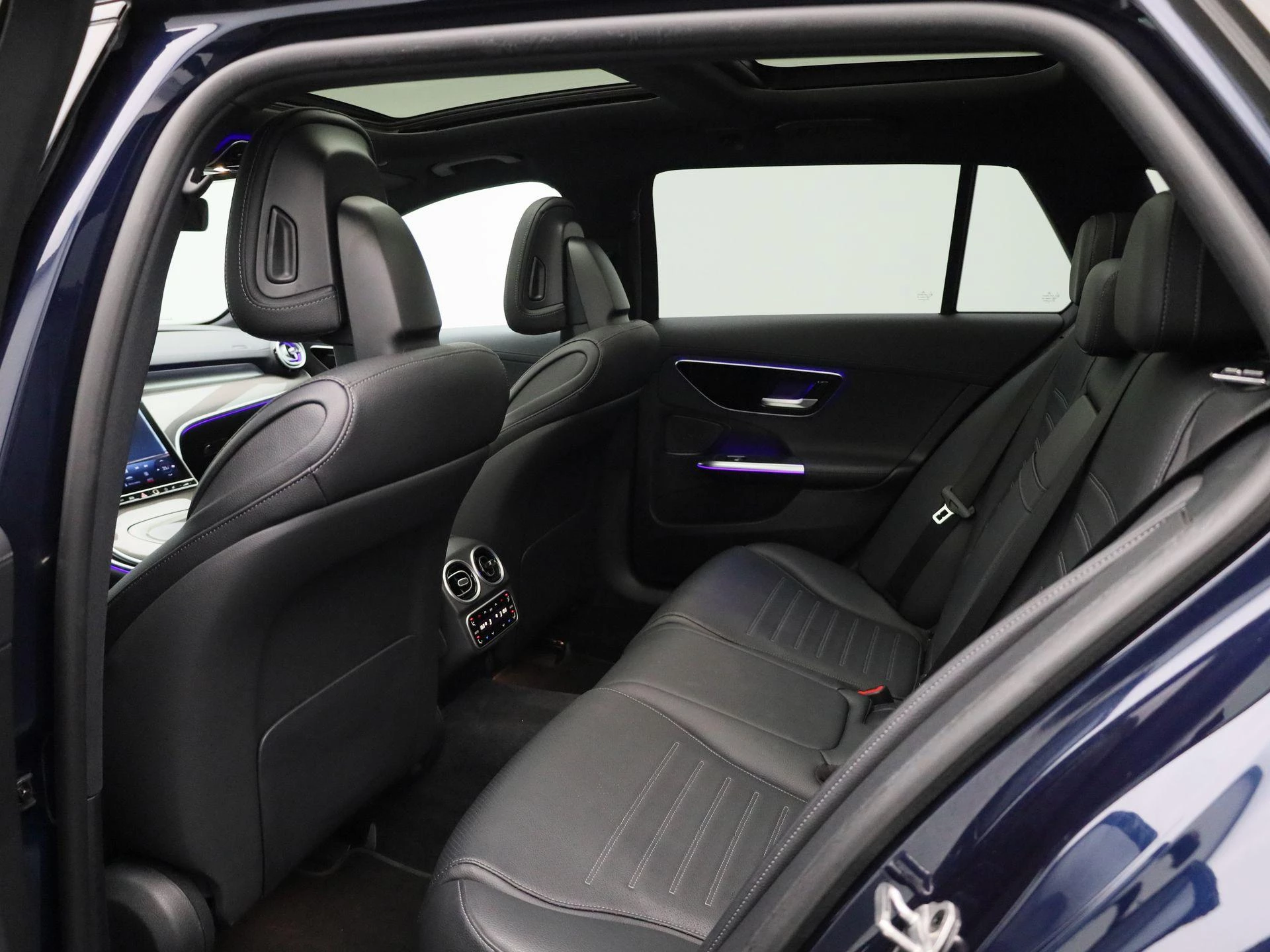 Mercedes-Benz-C-Klasse-image-9