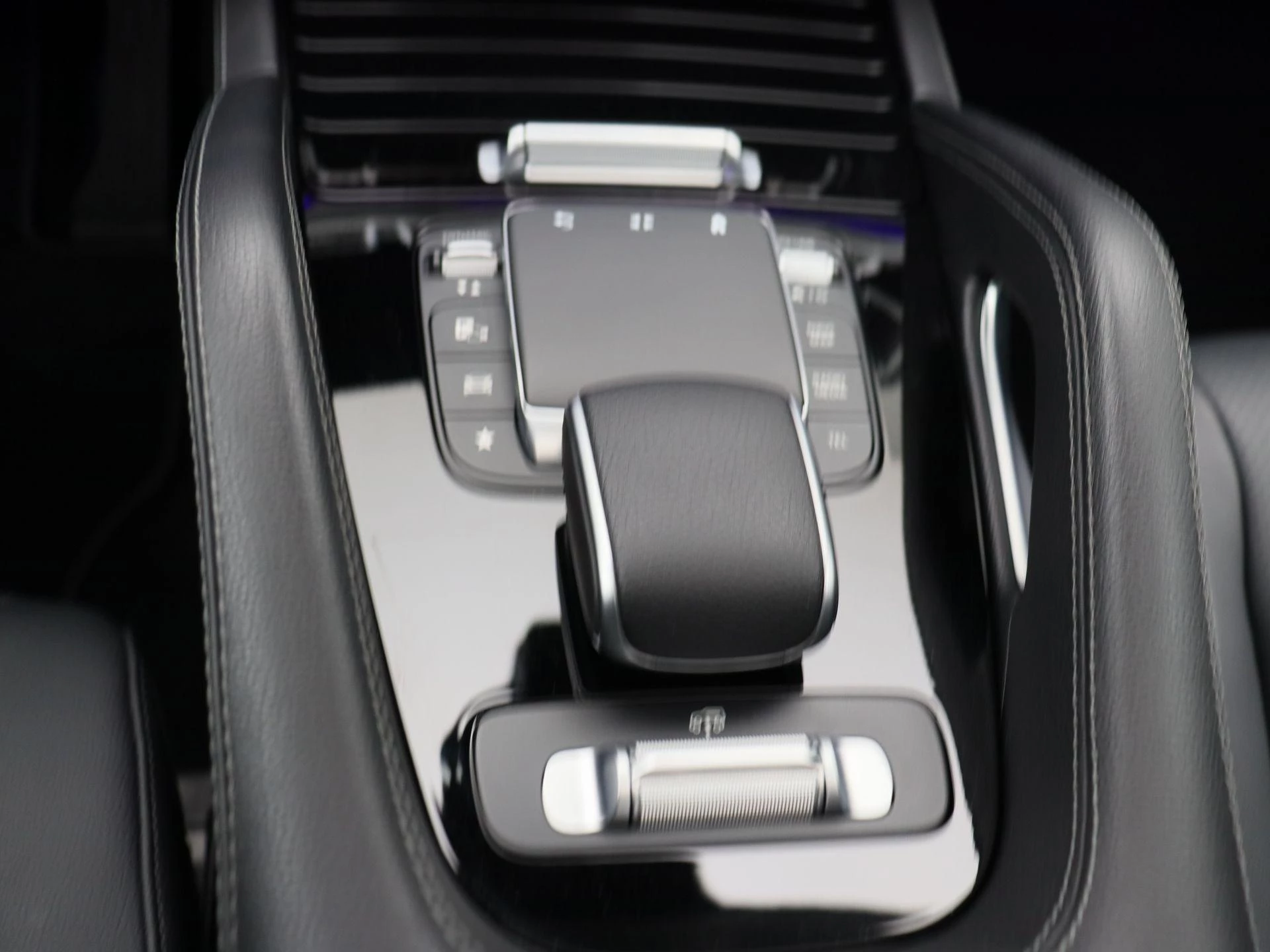 Mercedes-Benz GLE 300 d 4MATIC AMG LINE + AIRMATIC + TREKHAAK 3.5 TON + BURMESTER + PANO +