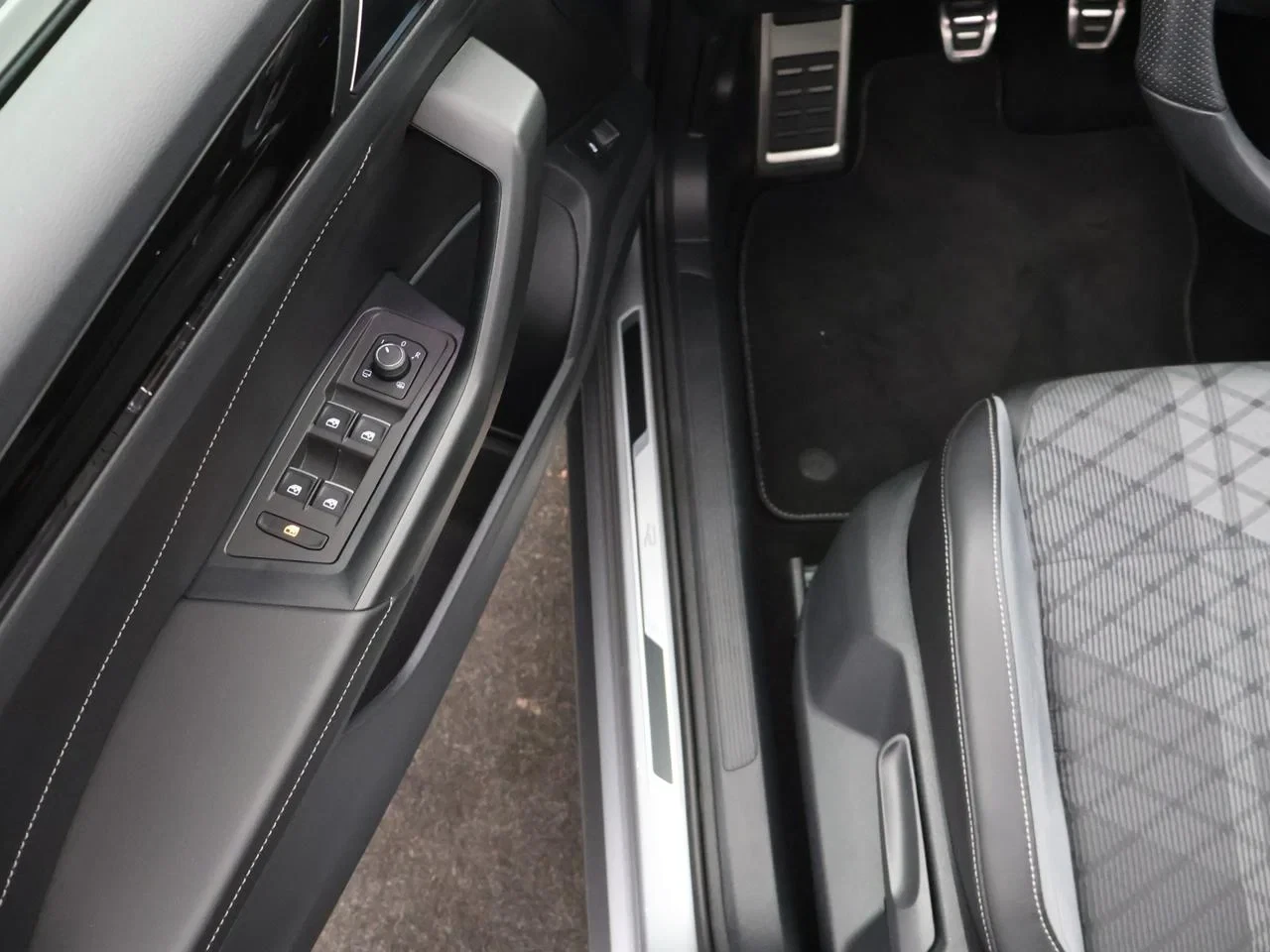 Volkswagen-T-Roc-image-18