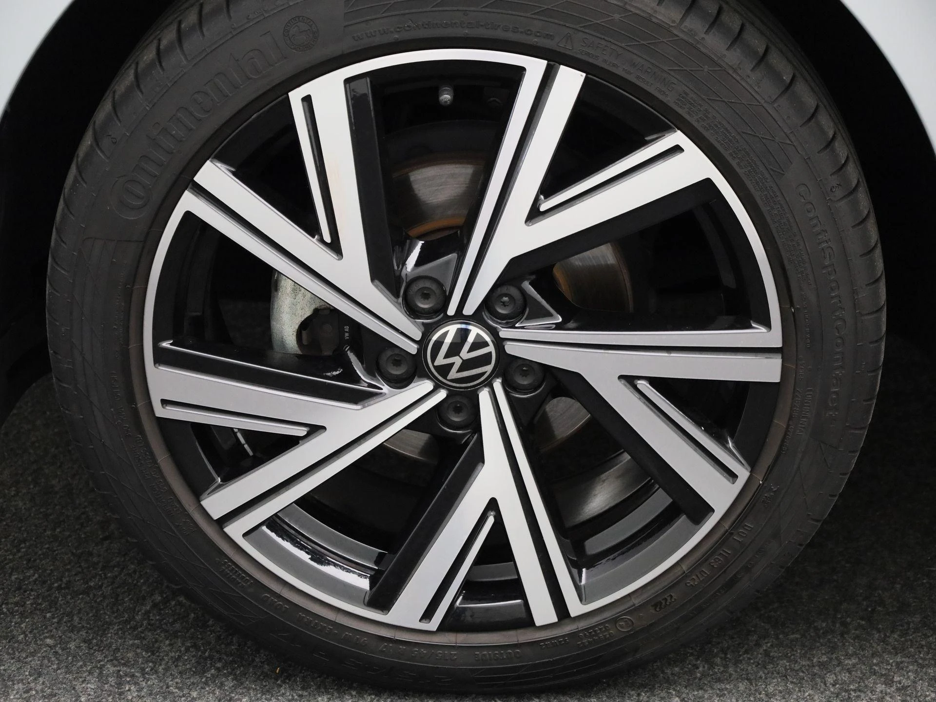Volkswagen-Polo-image-12