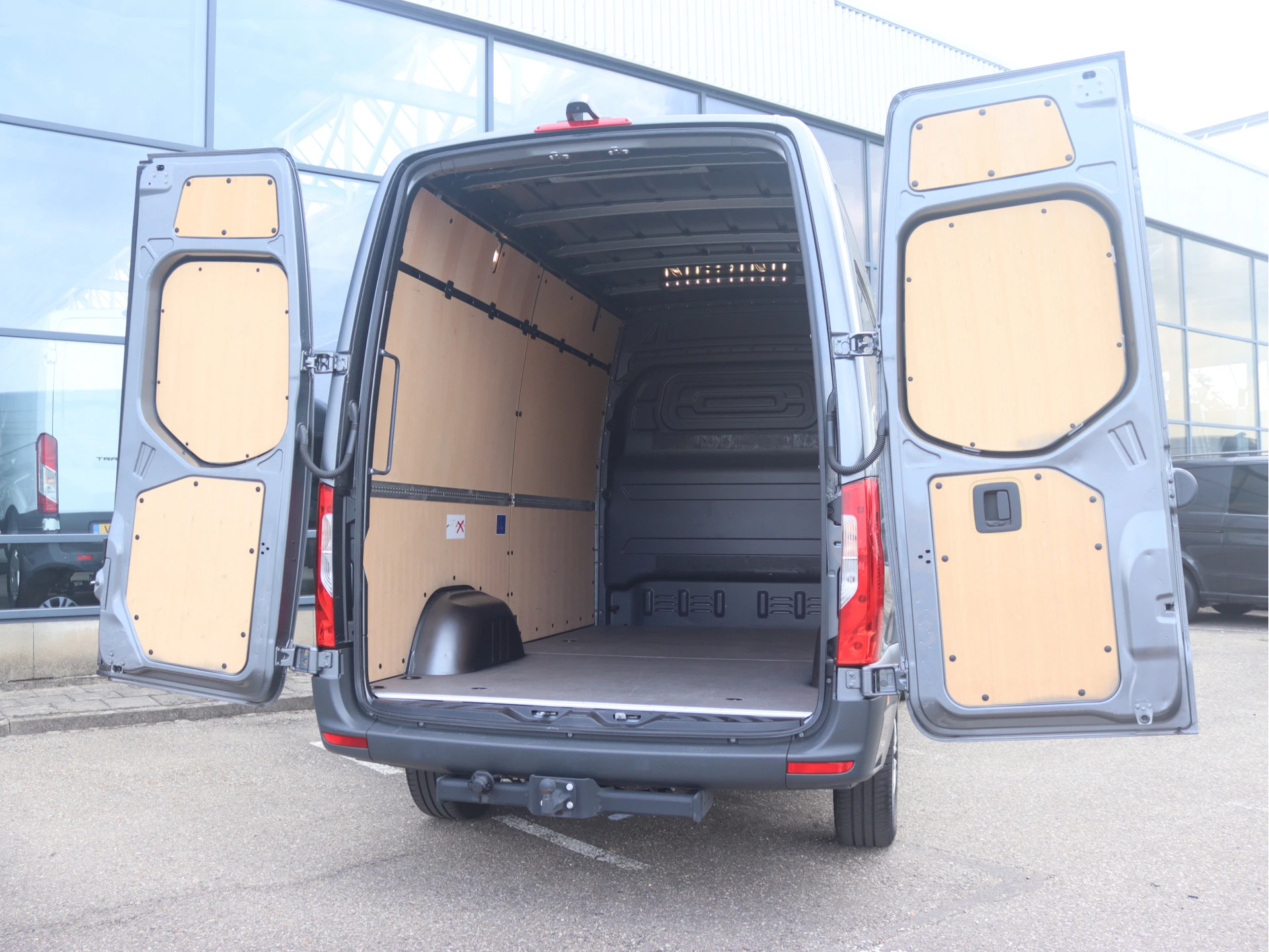 Mercedes-Benz-Sprinter-image-2