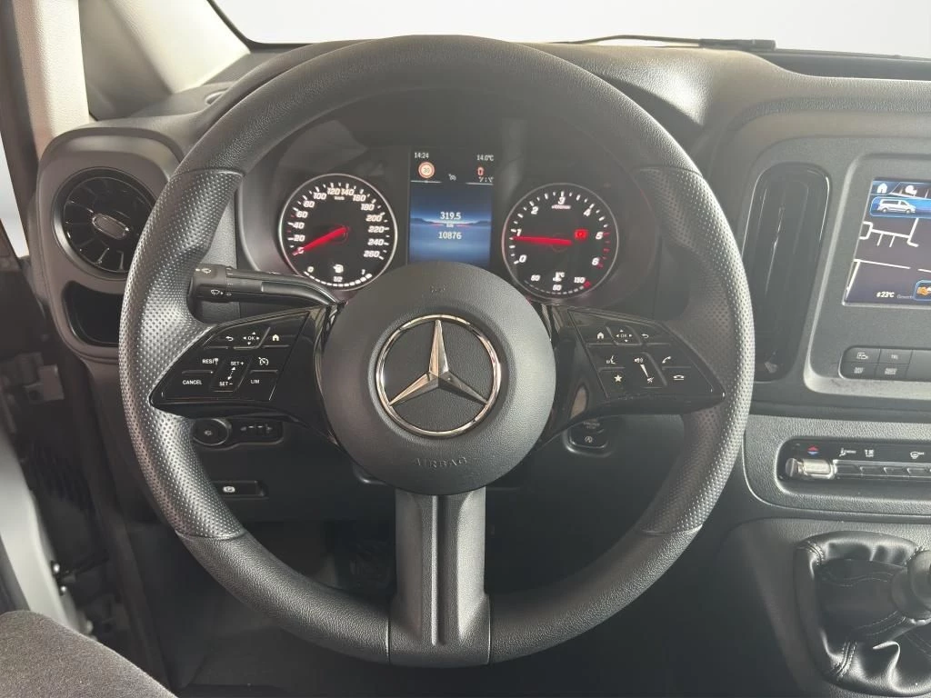 Mercedes-Benz-Vito-image-11