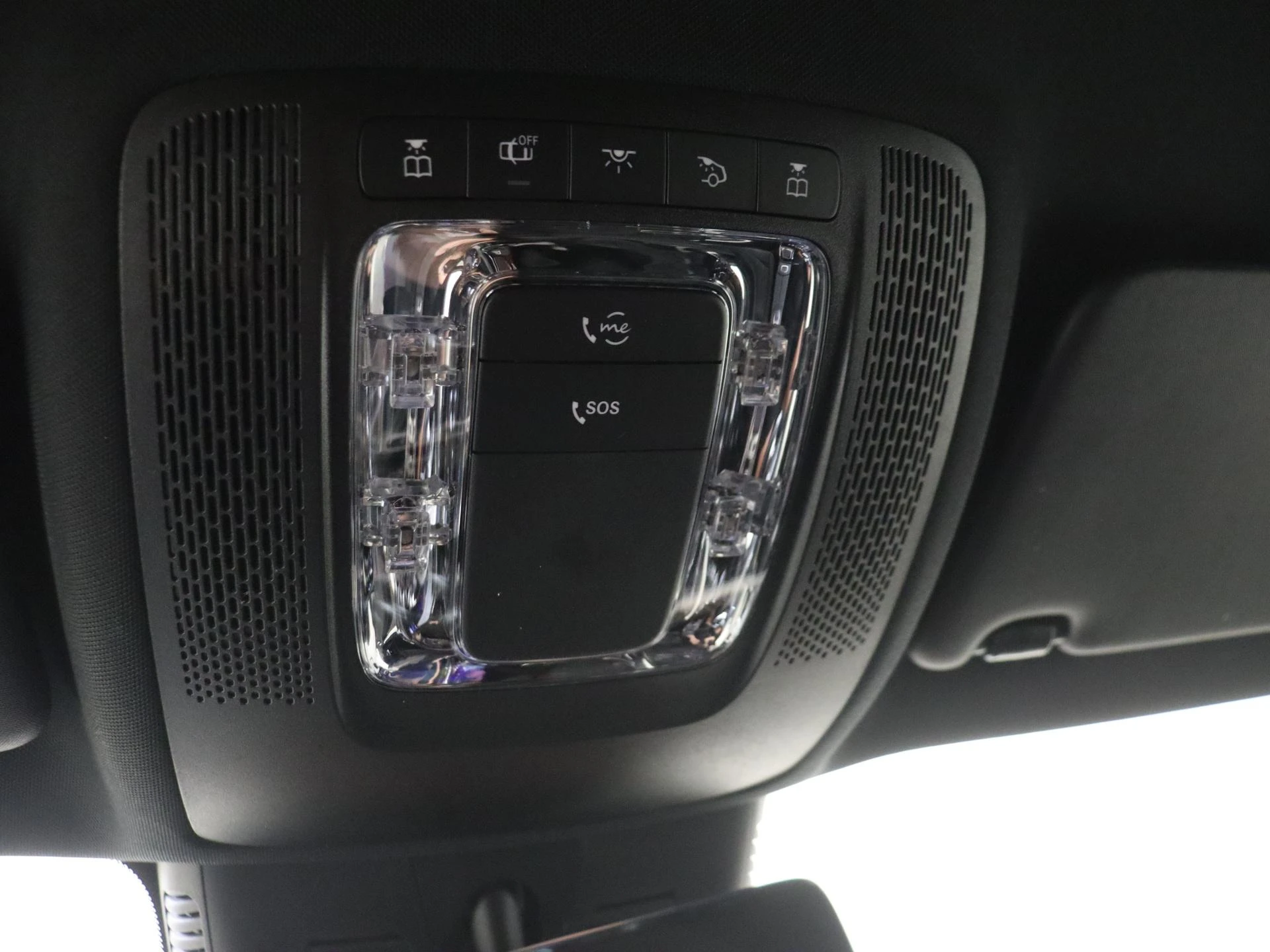 Mercedes-Benz-EQB-image-23