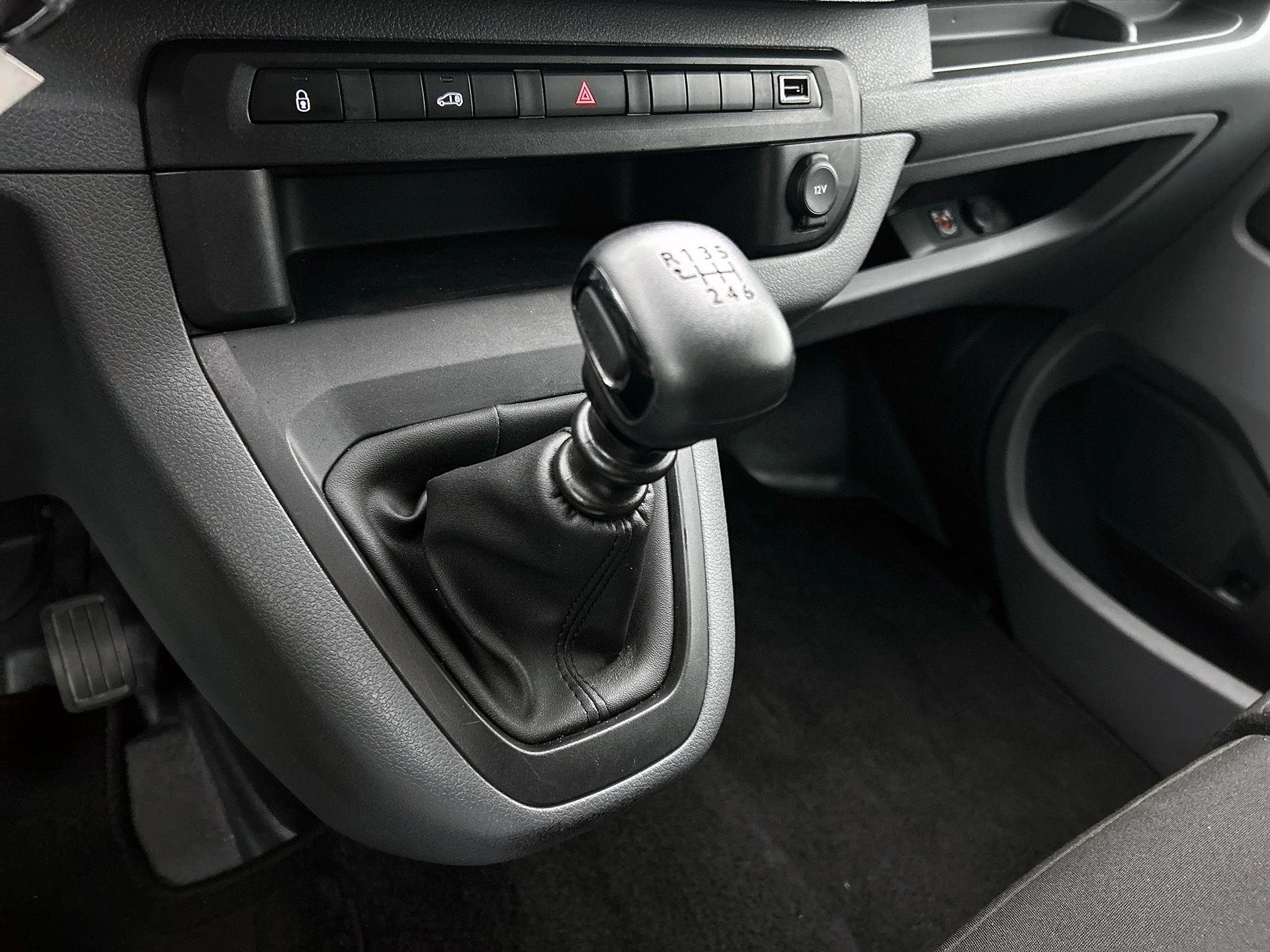Opel-Vivaro-image-19