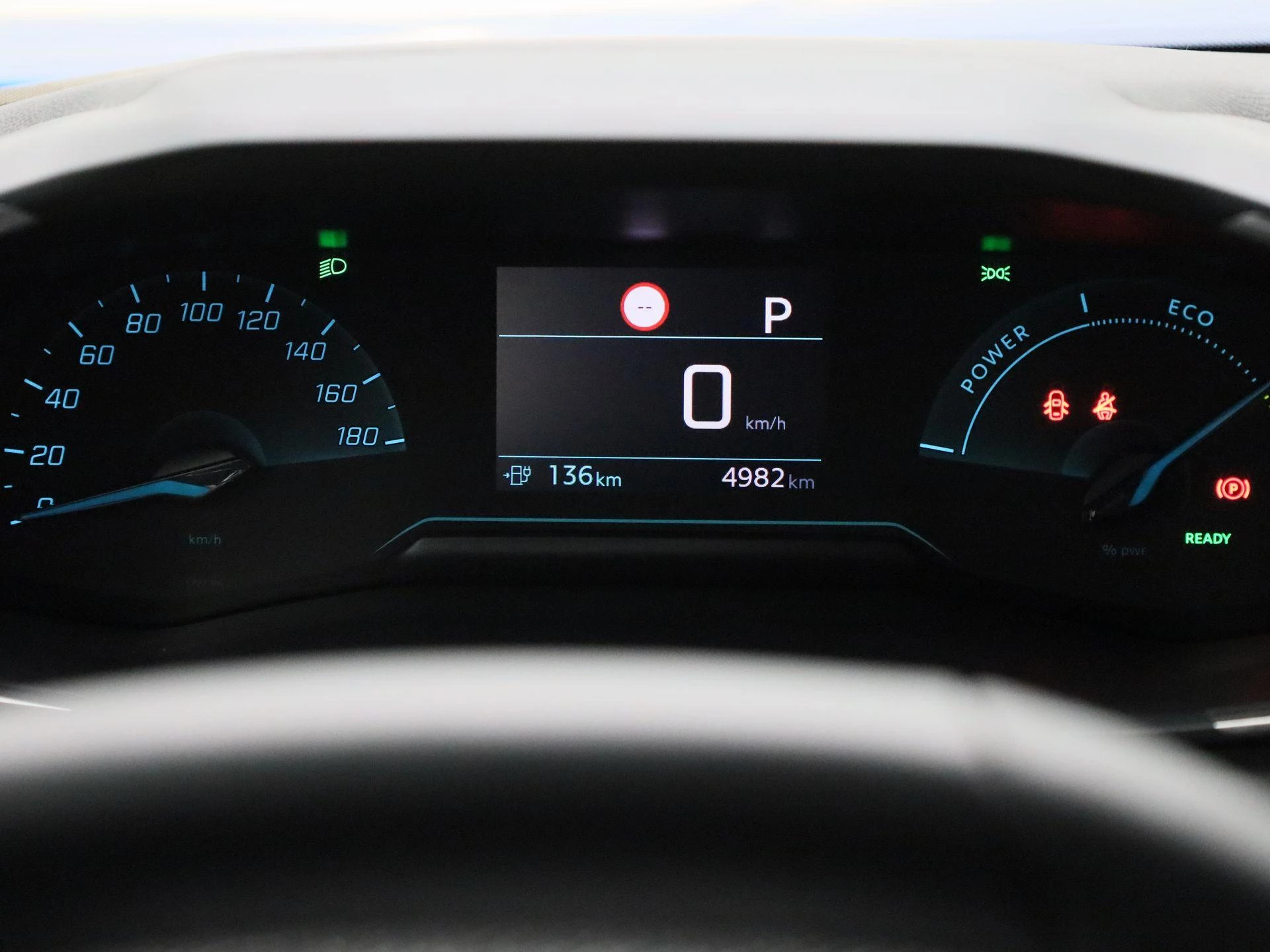 Peugeot-e-2008-image-8