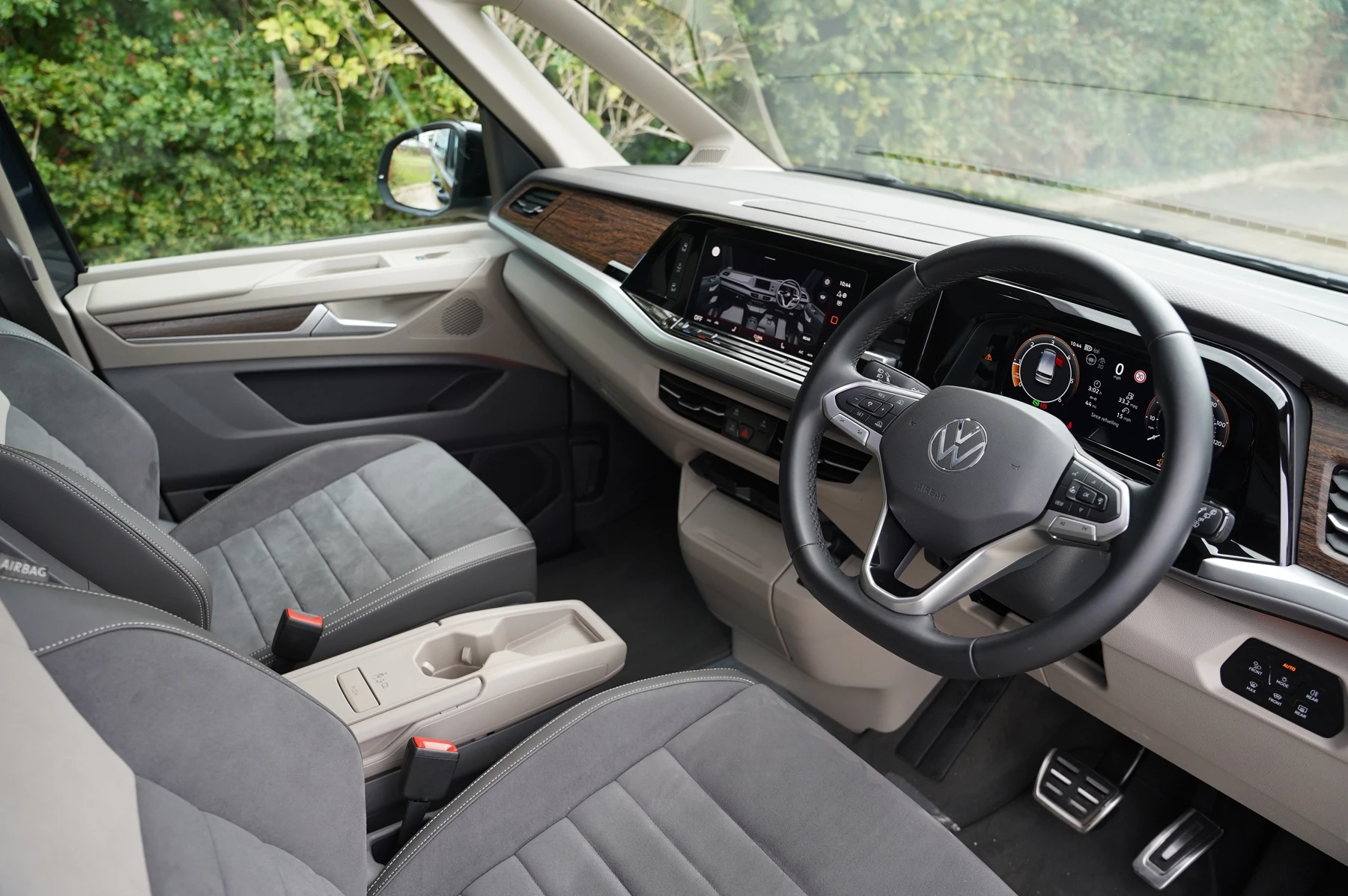 Volkswagen-Multivan-image-5