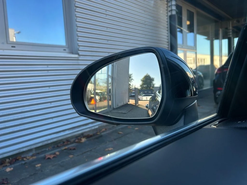 Mercedes-Benz-GLC 300 d-image-19