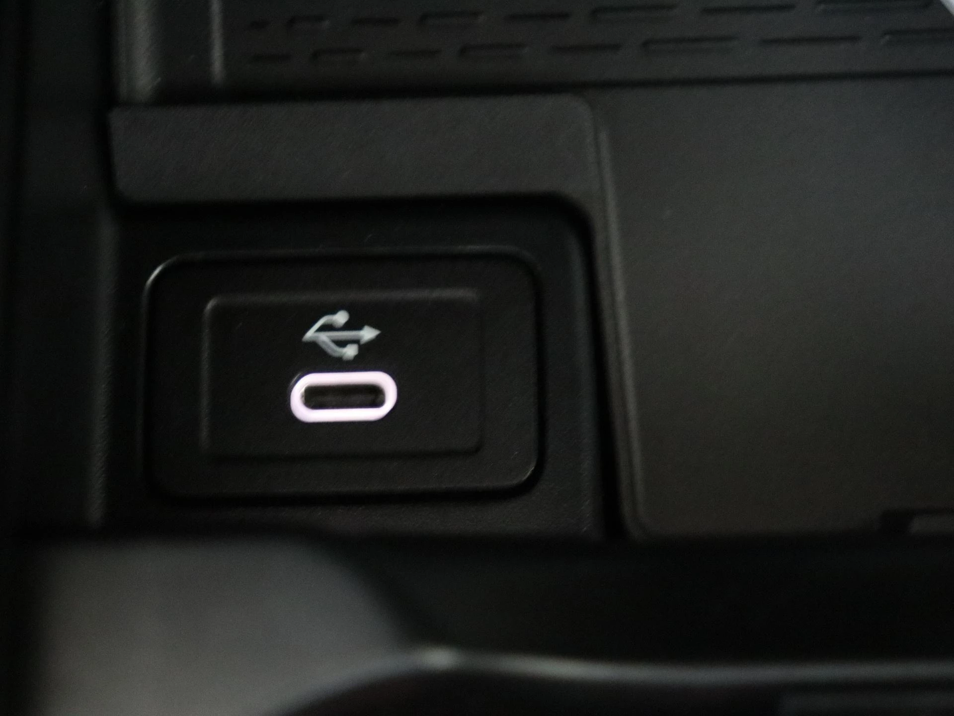 Mercedes-Benz-CLA-image-21
