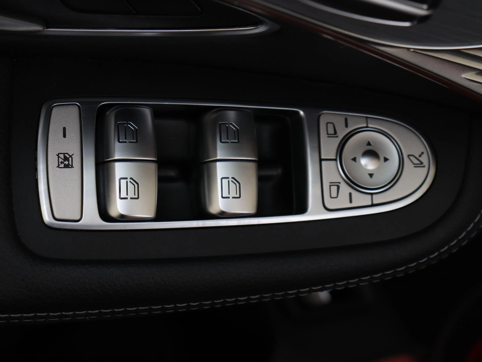 Mercedes-Benz-EQC-image-29