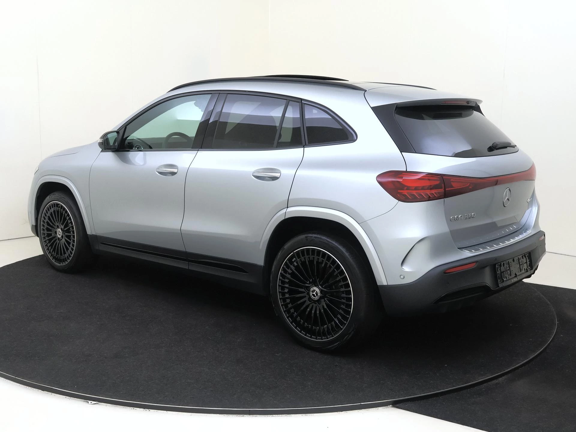 Mercedes-Benz-EQA-image-2