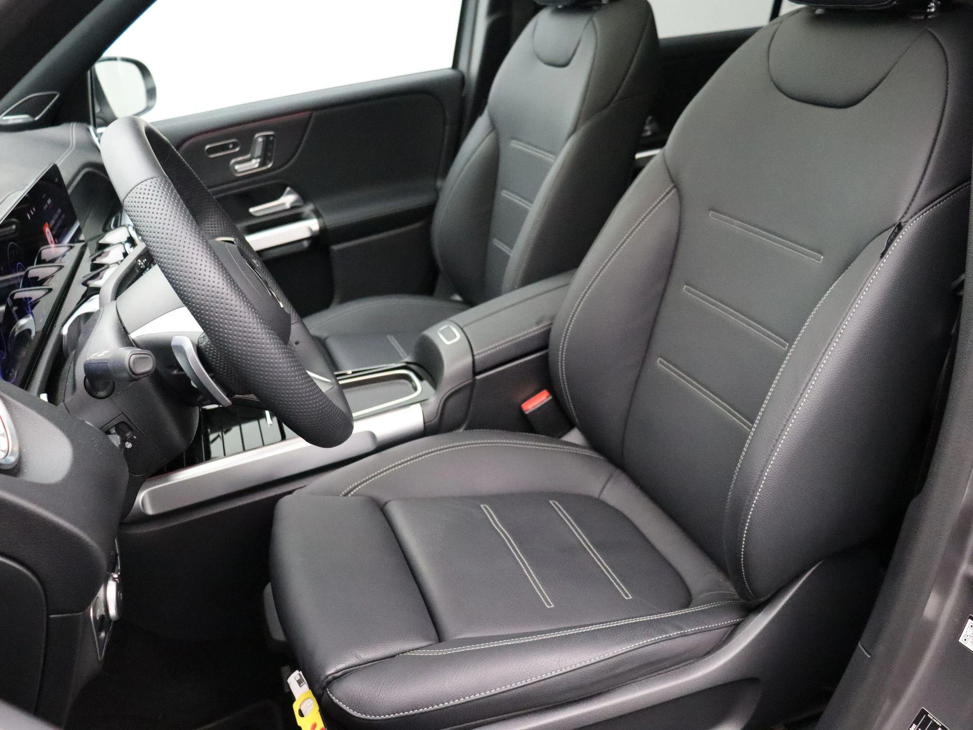Mercedes-Benz-EQB-image-21