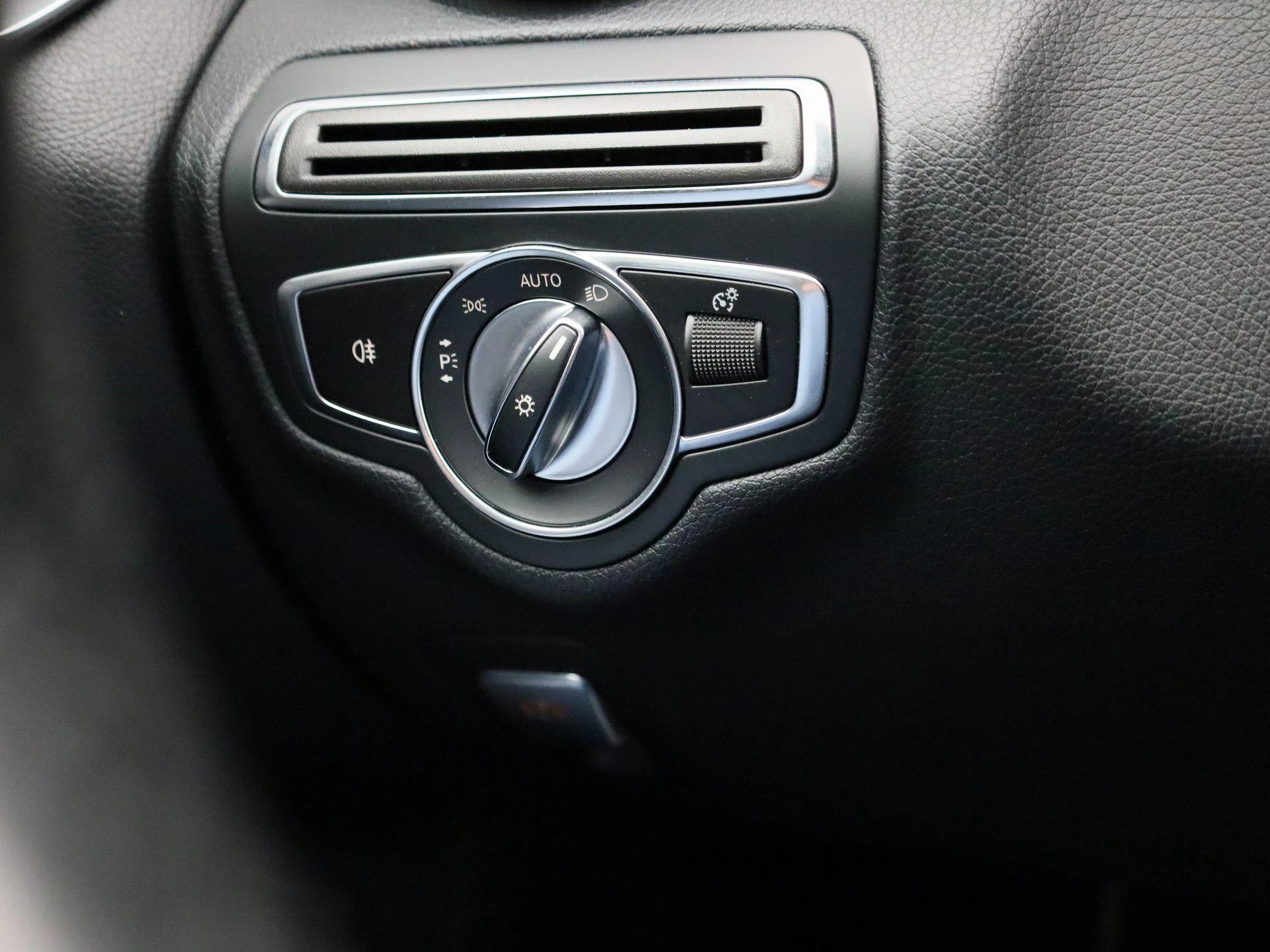 Mercedes-Benz-C-Klasse-image-21