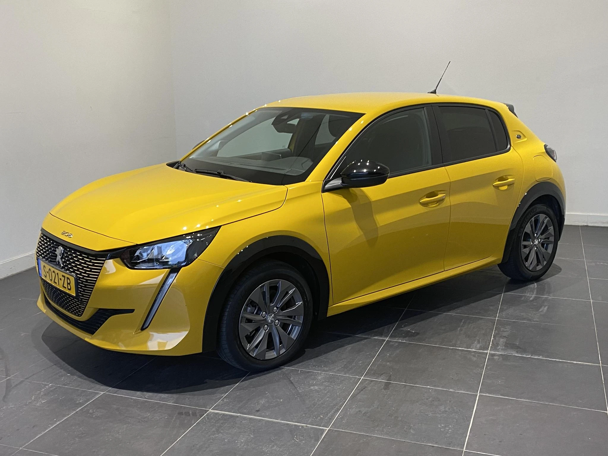 Peugeot-e-208-image-31