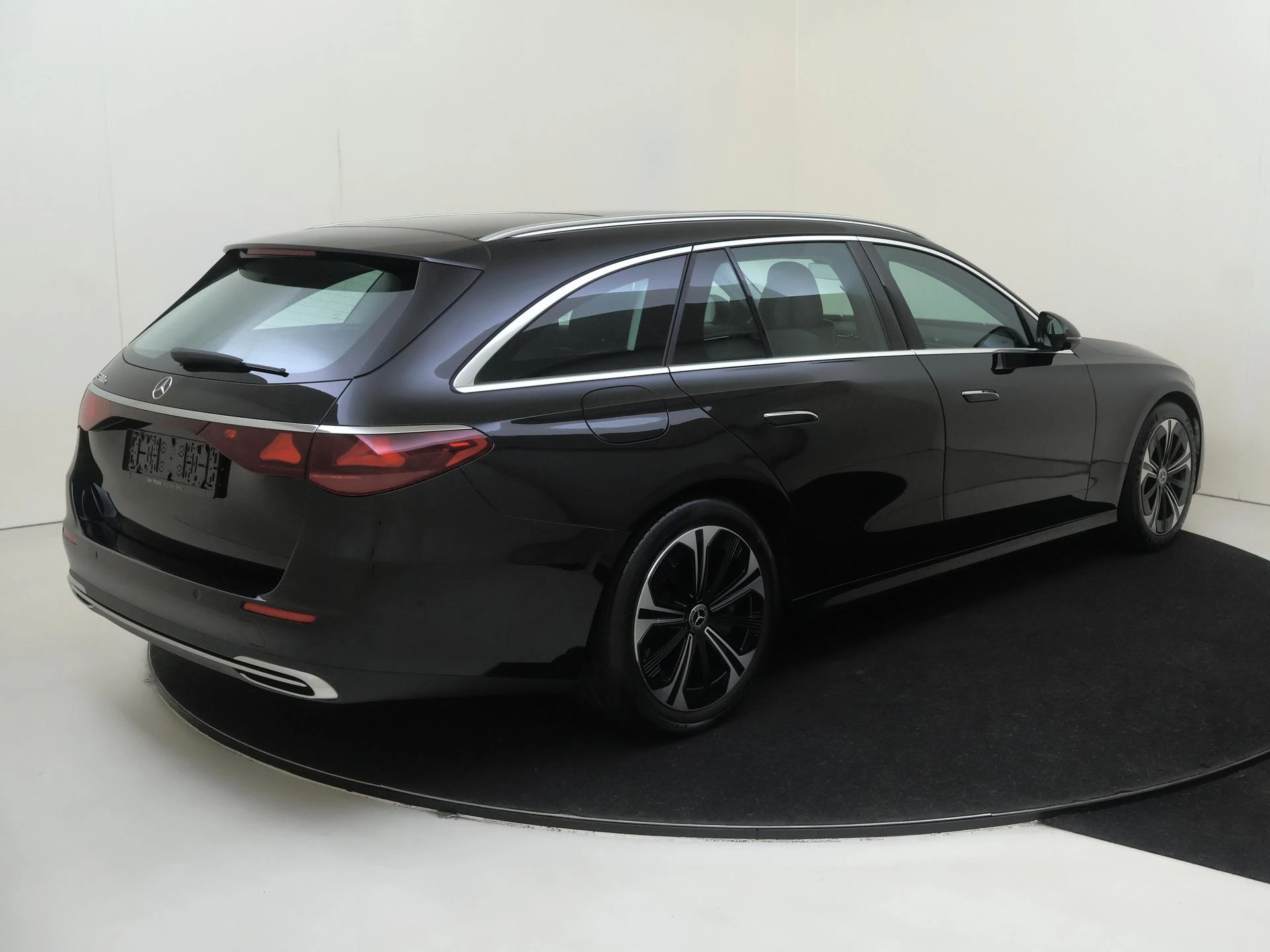Mercedes-Benz-E-Klasse-image-3