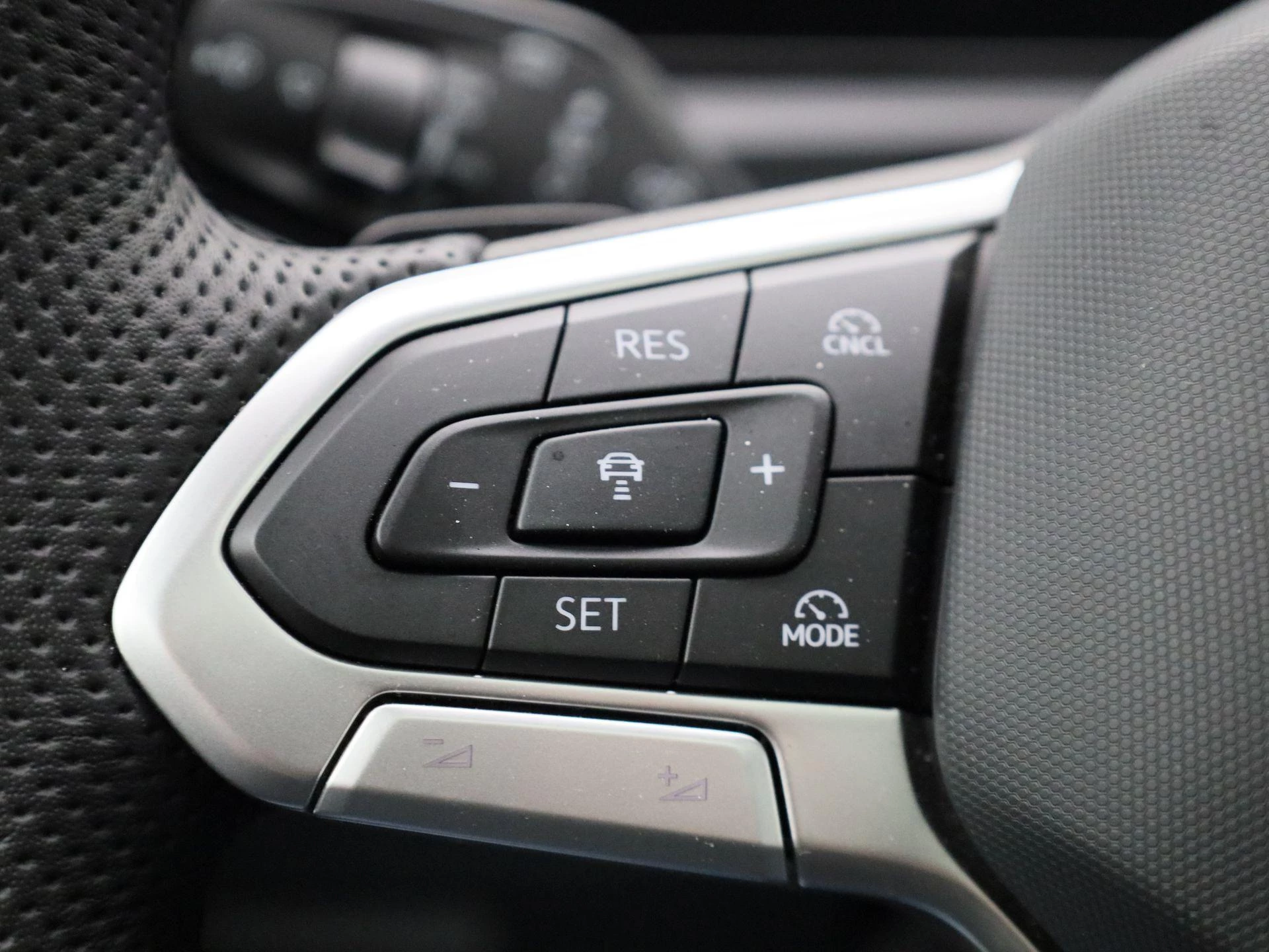 Volkswagen-Tiguan-image-23