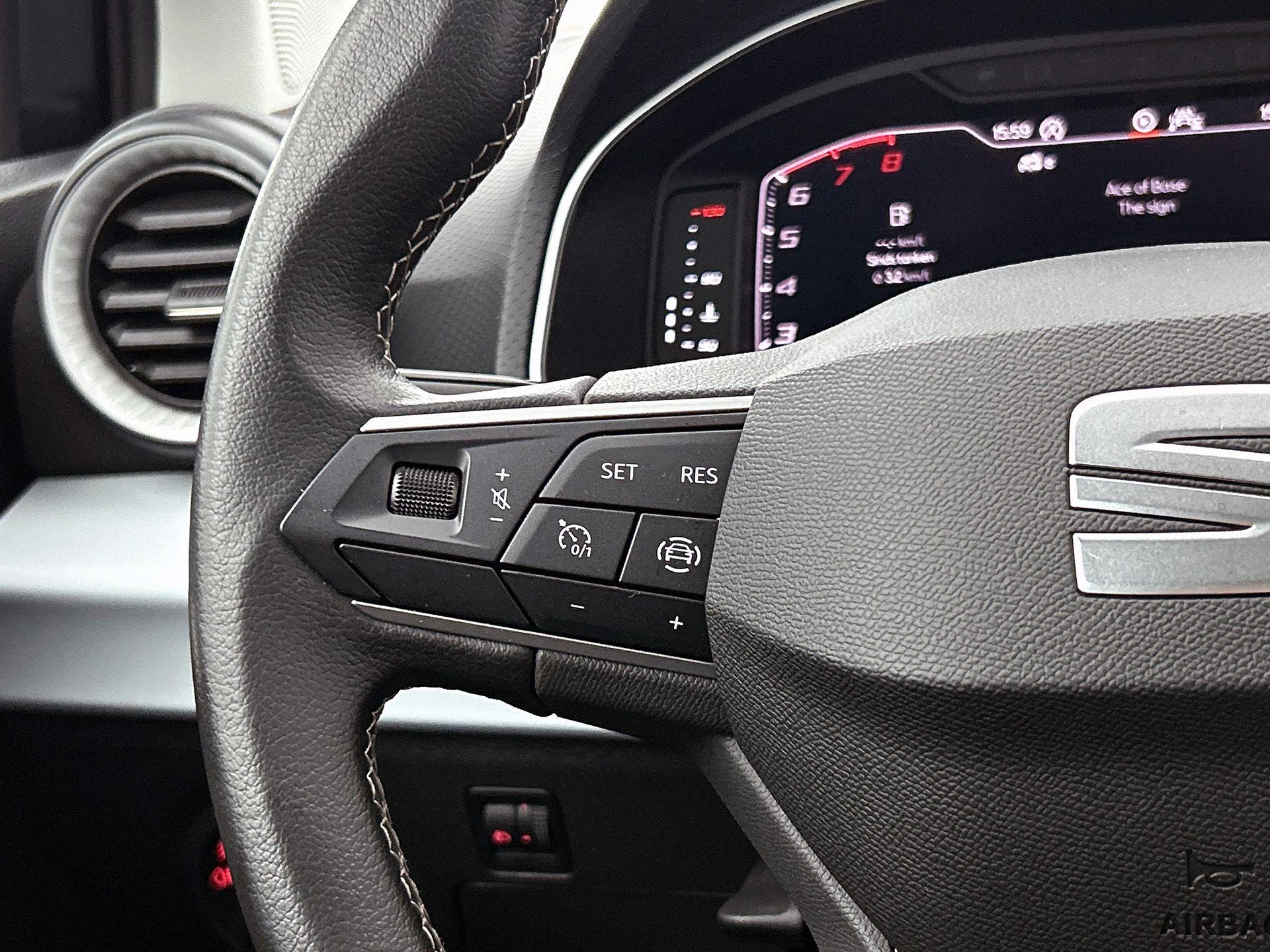 SEAT-Arona-image-5