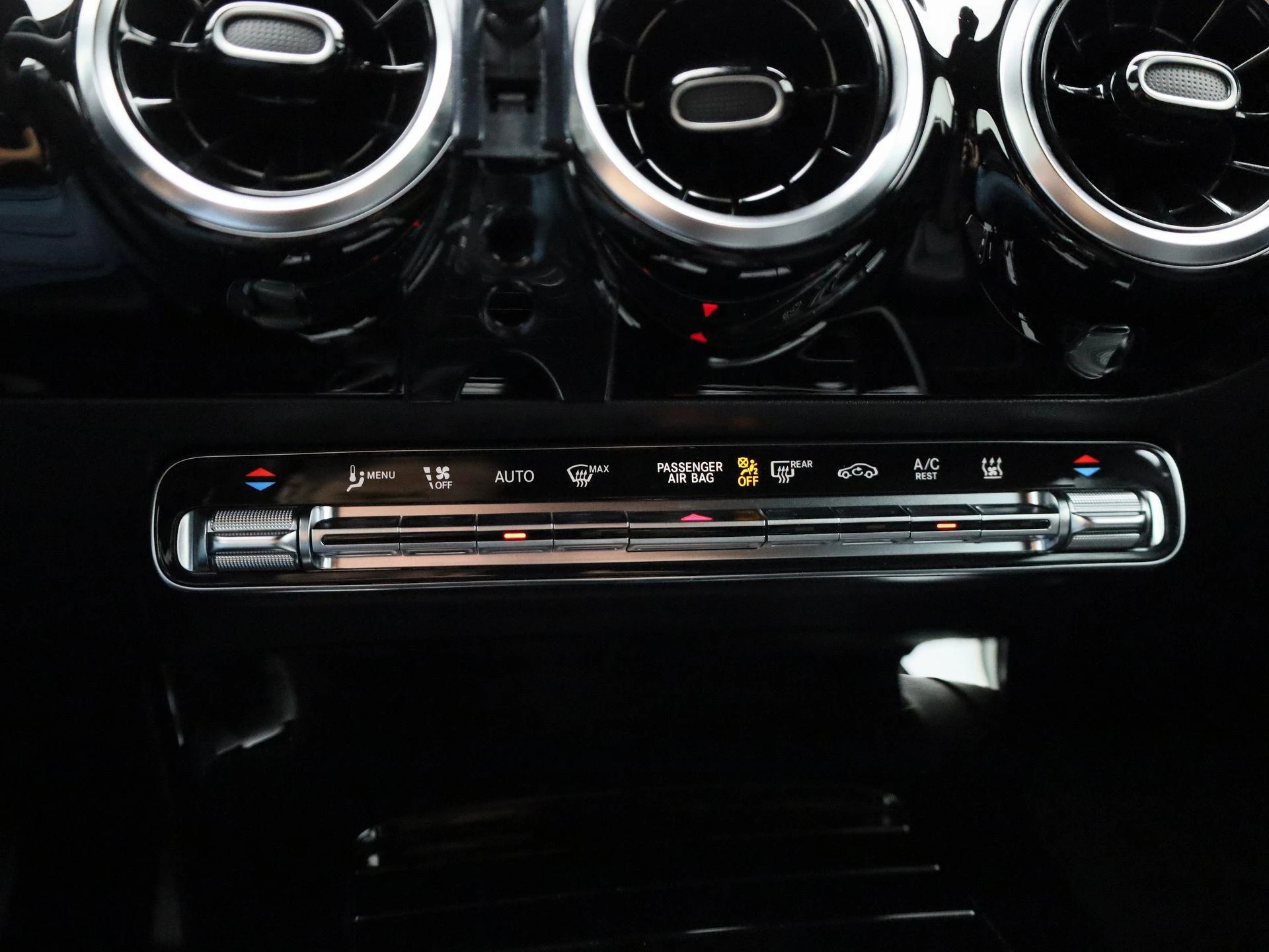 Mercedes-Benz-CLA-image-18