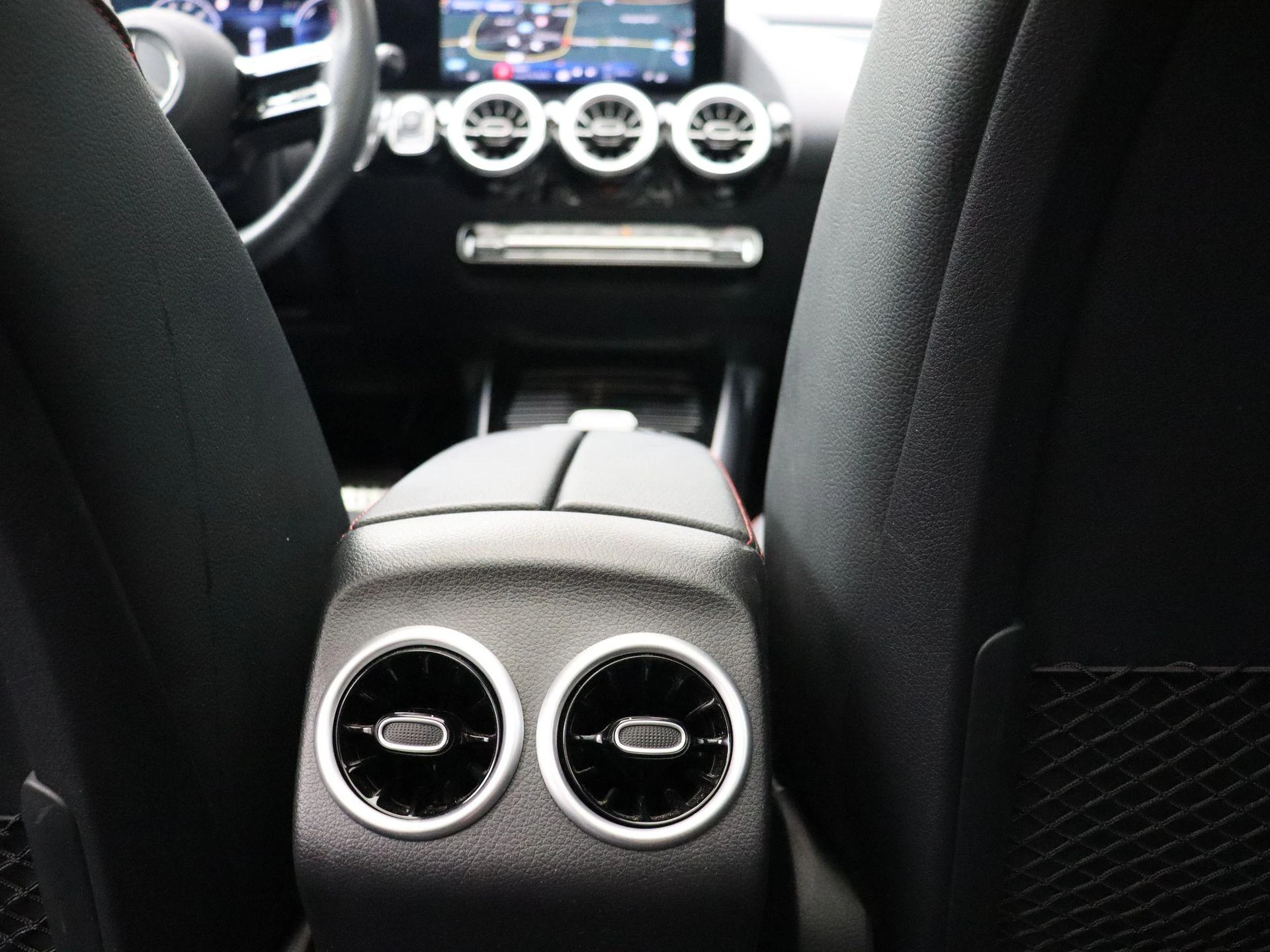 Mercedes-Benz-GLA-image-25