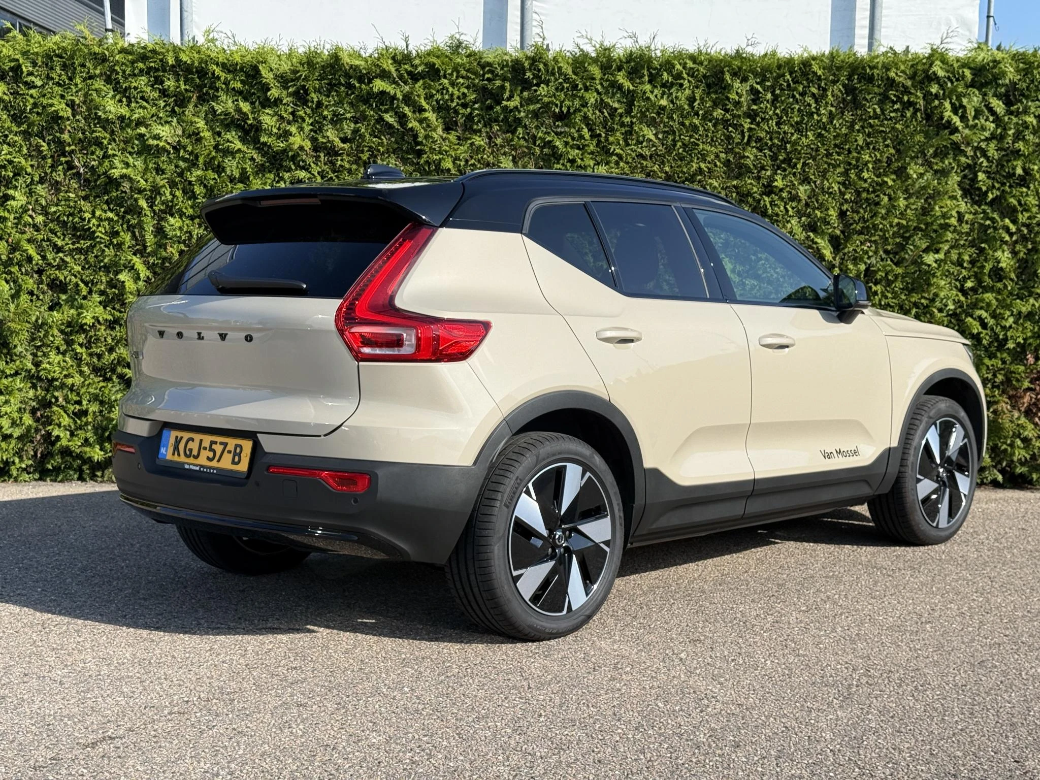 Volvo-EX40-image-5