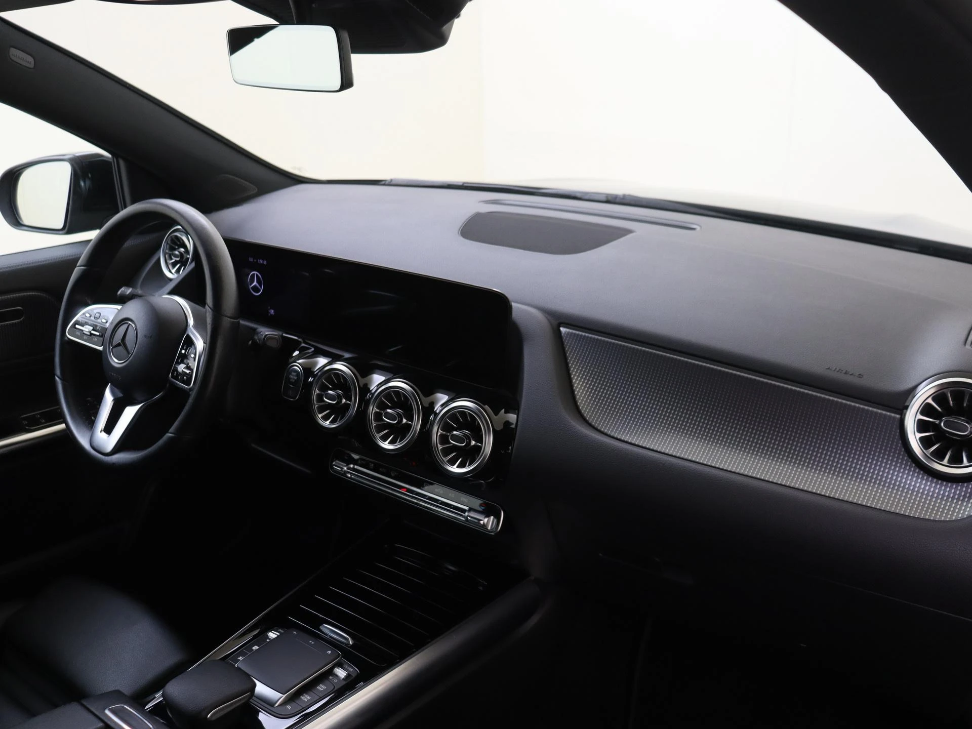 Mercedes-Benz-GLA-image-4