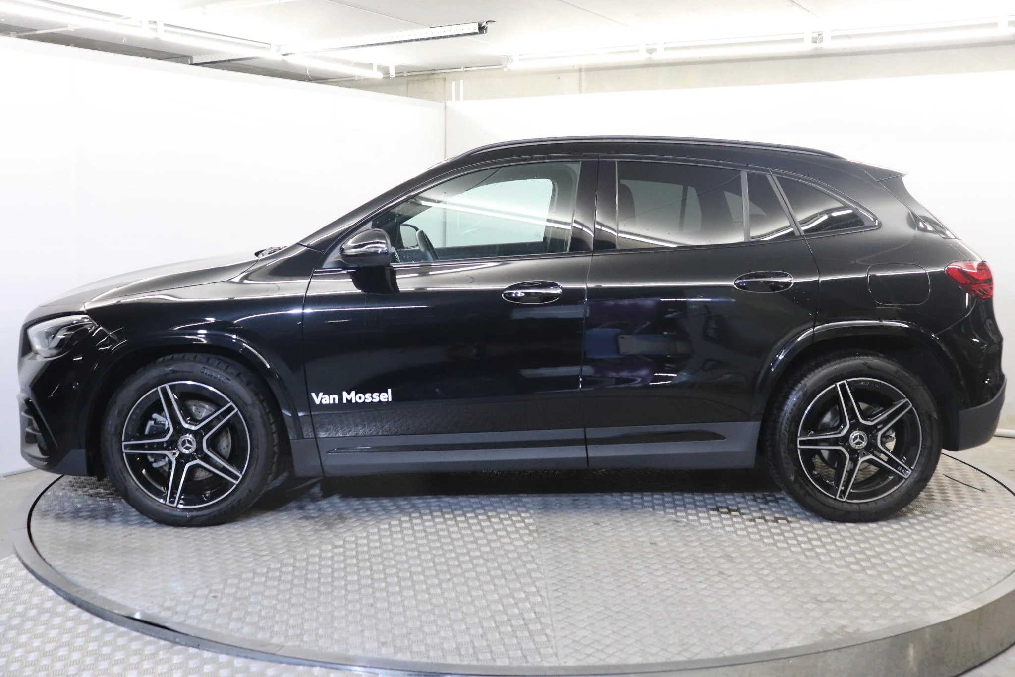 Mercedes-Benz-GLA-image-2