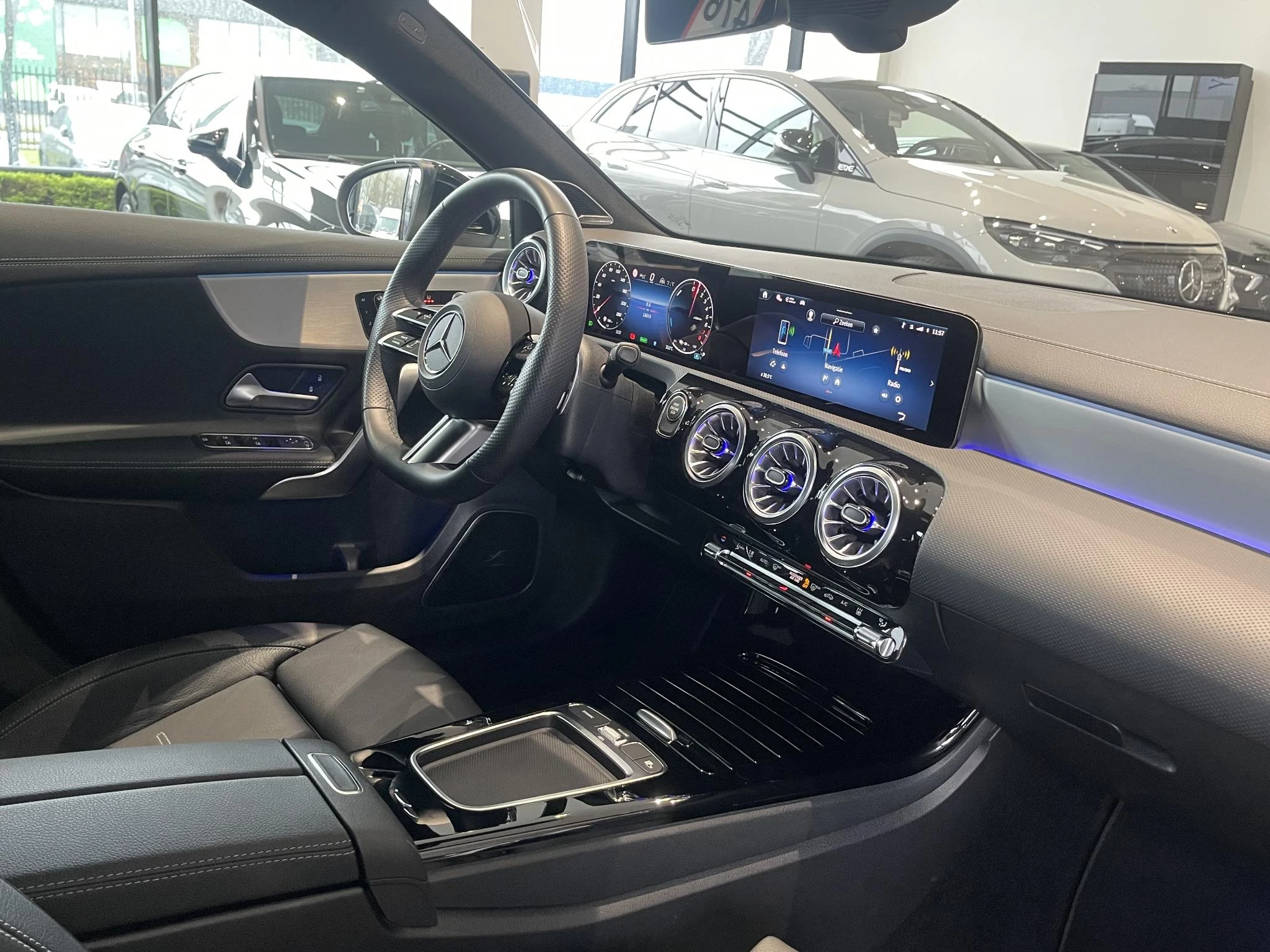 Mercedes-Benz Classe A 250 e AMG Line + LEDER + BURMESTER + MULTIBEAM LED + CARPLAY +